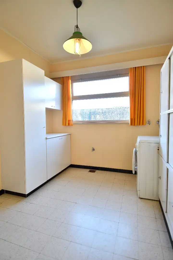 Gelijkvloerse woning met 3 slaapkamers en 2 garages te koop op een perceel van 1087 m² in Wevelgem foto 10