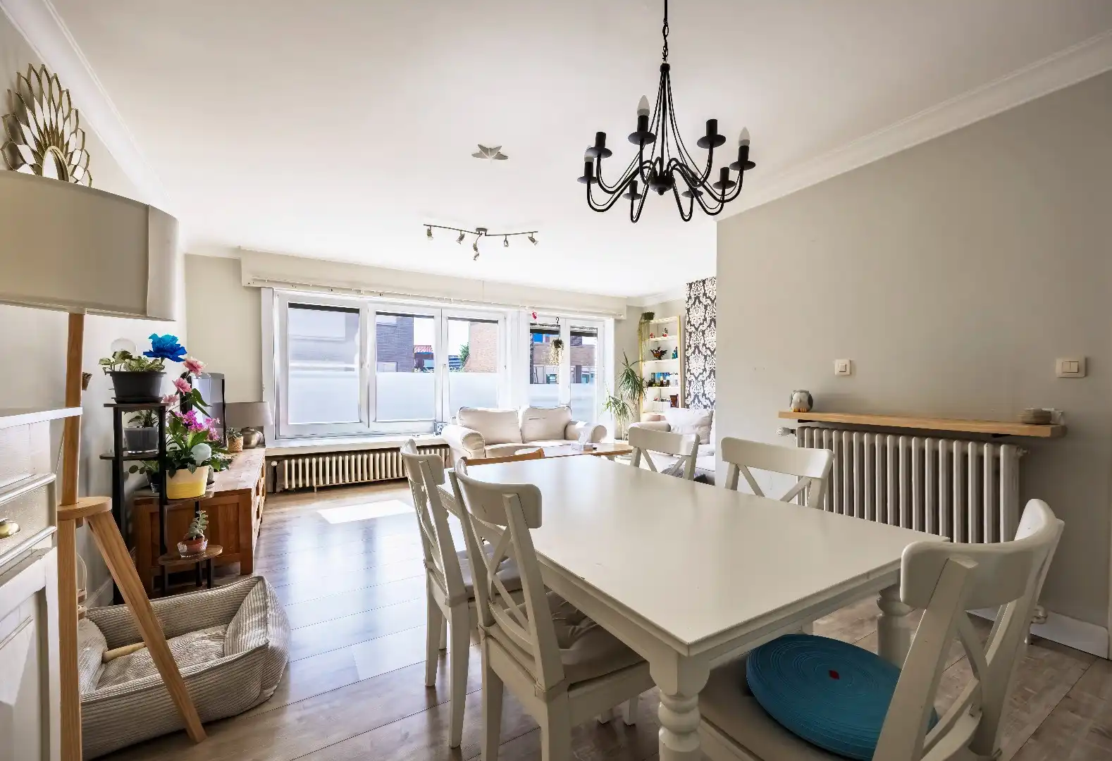 Instapklare bel-etagewoning met garage, zonnepanelen en aangename buitenruimte in het centrum van Heist. foto 5