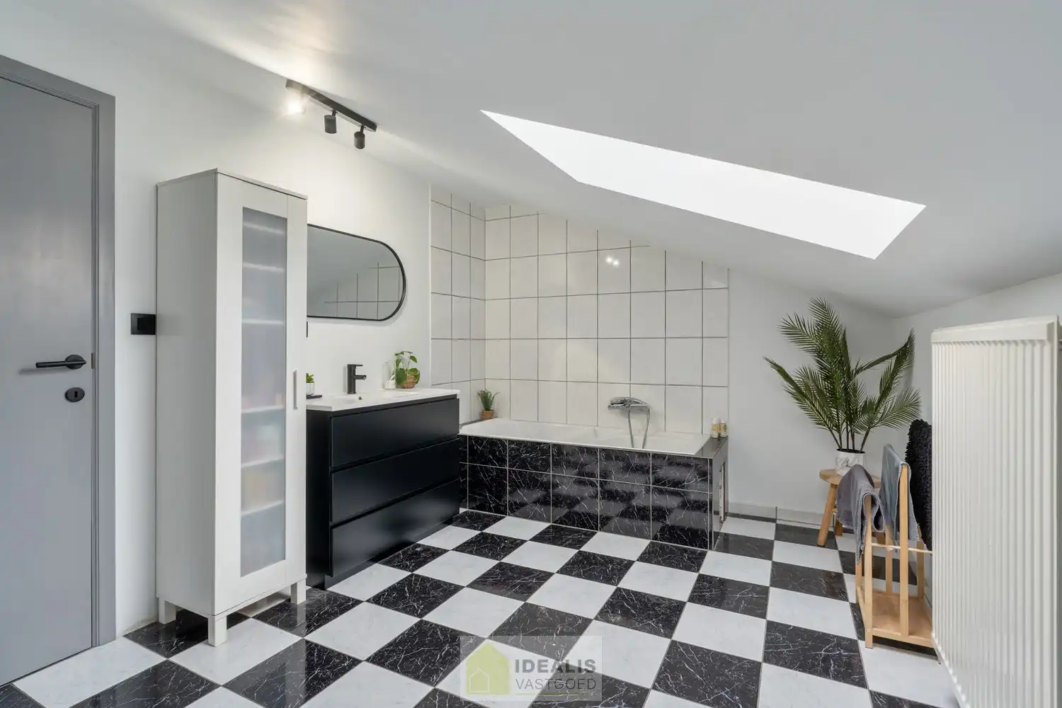 IDEALIS VASTGOED – ZEER RUIME EENGEZINSWONING MET EEN KNAPPE LEEFRUIMTE MET AANSLUITEND OPEN MODERNE KEUKEN, MOMENTEEL 3 SLAAPKAMERS MAAR MOGELIJKHEID TOT 4 SLAAPKAMERS, 2 BADKAMERS, ONDERKELDERD EN VOLLEDIG AANGELEGD MET EEN KNAPPE TUIN EN HEERLIJK OVERDEKT TERRAS OP EEN PERCEEL VAN 5A 63CA! Deze ruime gezinswoning omvat +- 215m² netto bewoonbare oppervlakte met een aangename woonkamer bestaande uit zit-en eetgedeelte, een open moderne keuken, 3 slaapkamers maar mogelijkheid tot 4 slaapkamers en 2 badkamers. Een unieke kans voor kandidaten op zoek naar een ééngezinswoning voorzien van alle faciliteiten en comfort op een fijne locatie in een residentiële wijk tussen de centra van Oudsbergen, Bocholt, Bree en Peer! De huidige eigenaars hebben de woning in 2023 grondig gerenoveerd en o.a. voorzien van vloerverwarming, een warmtepompboiler en 2 lucht-luchtsystemen om te koelen en warmen!! foto 20