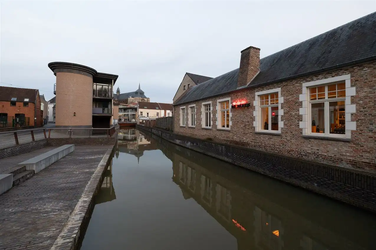 Stadswoning met vier slpk, garage te midden van centrum foto 32