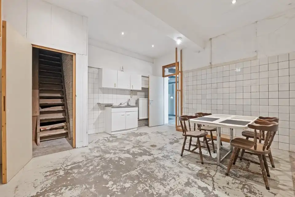 ICONISCH HANDELSPAND MET LUXUEUZE WOONST OP DE GROTE MARKT VAN SINT-TRUIDEN foto 41