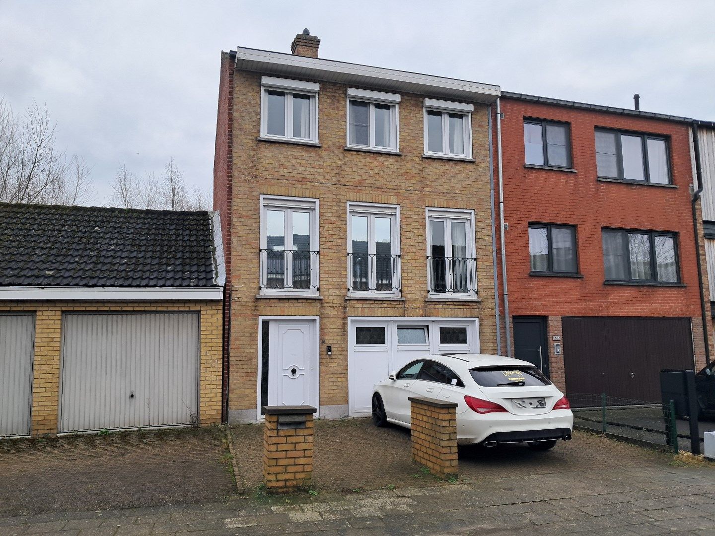 Gezellige woning met tuin, garage en 2 slaapkamers in Assebroek. foto {{pictureIndex}}