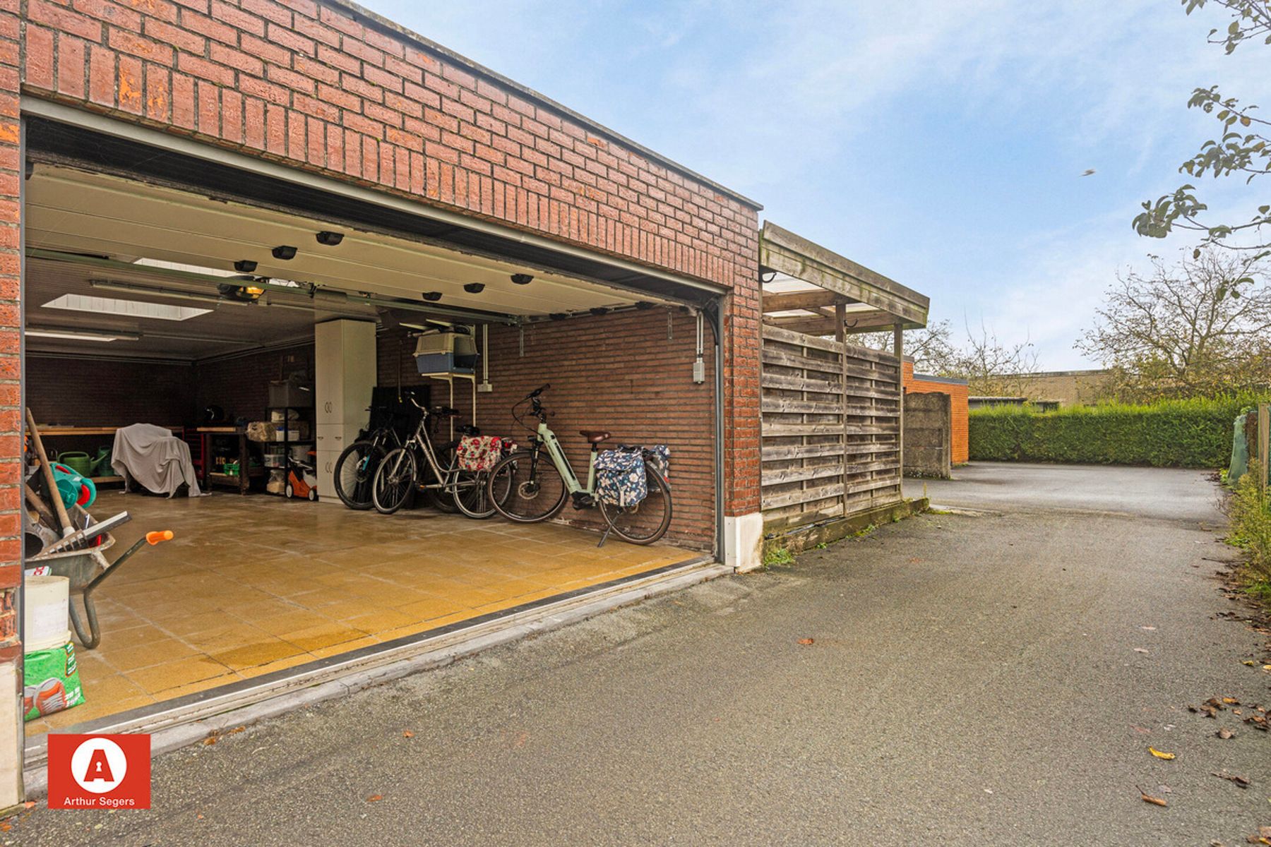 Hedendaags gerenoveerde woning met ruime garage (40m²) foto 27