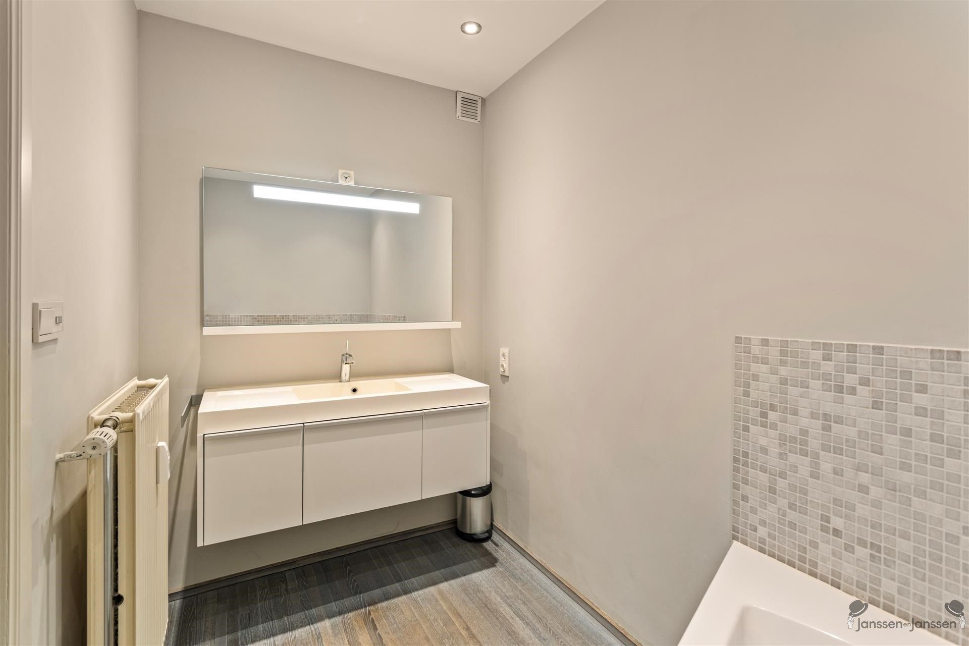 Uitzonderlijk ruim gelijkvloers appartement met 3slaapkamers foto 14