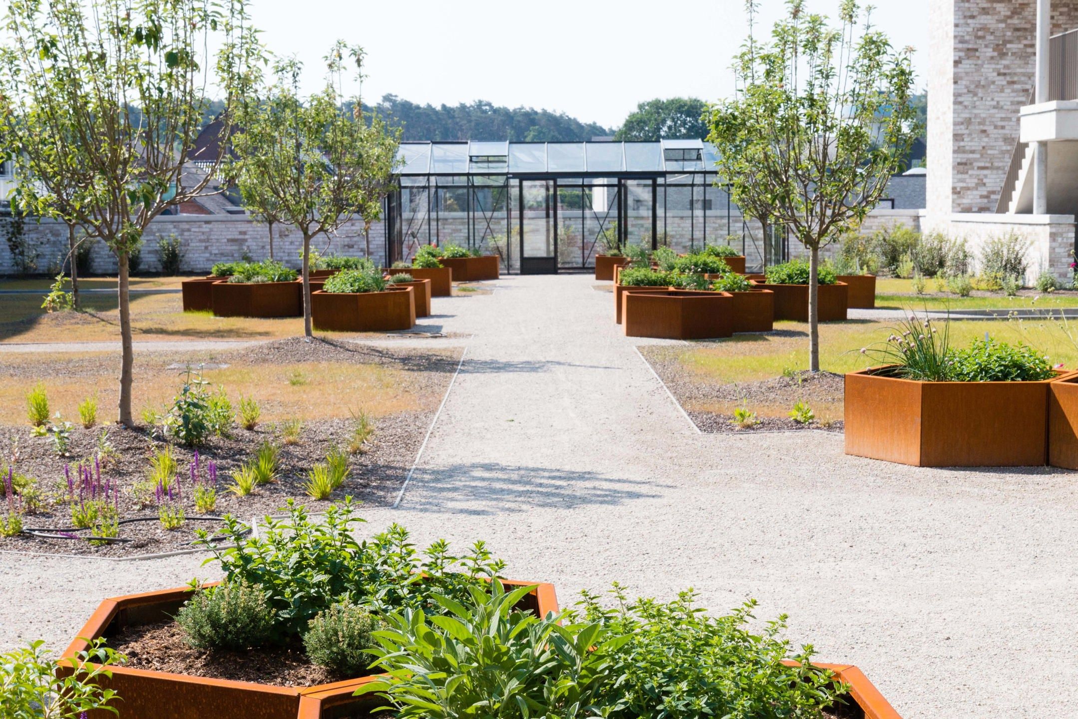 Nieuwbouwappartement - terras met zicht op tuin foto 15