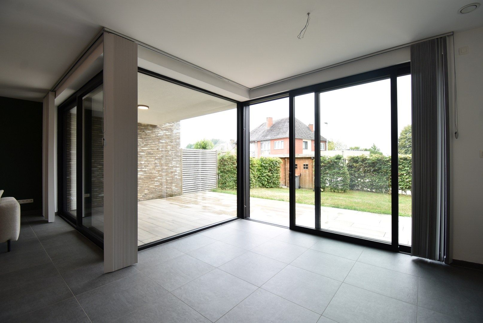 Aantrekkelijk recent gelijkvloers appartement, met 1 slaapkamer, ruim terras, privétuin en standplaats in centrum van Beverst.  foto 12
