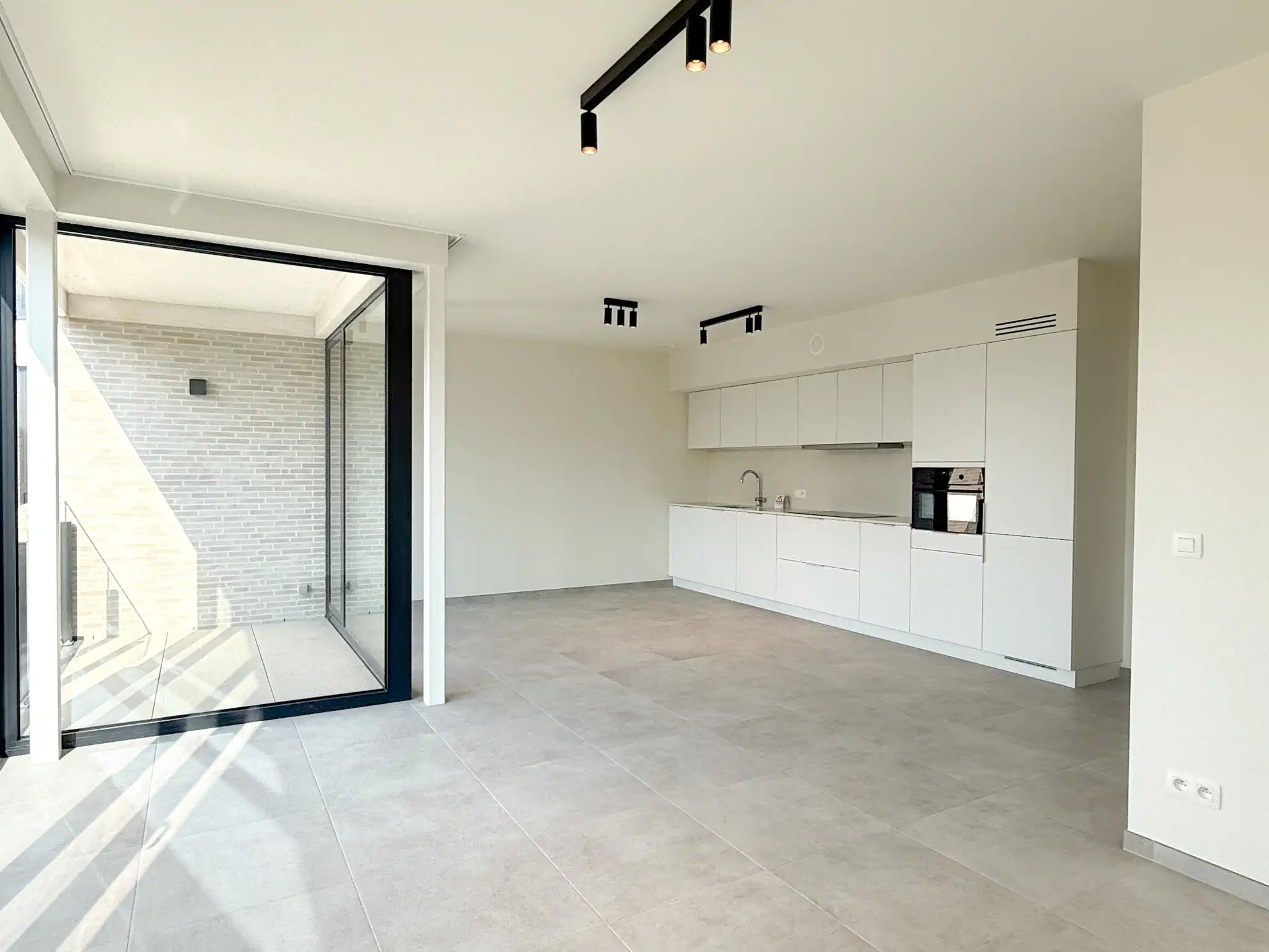 Nieuwbouwappartement op de tweede verdieping met terras en twee slaapkamers foto {{pictureIndex}}