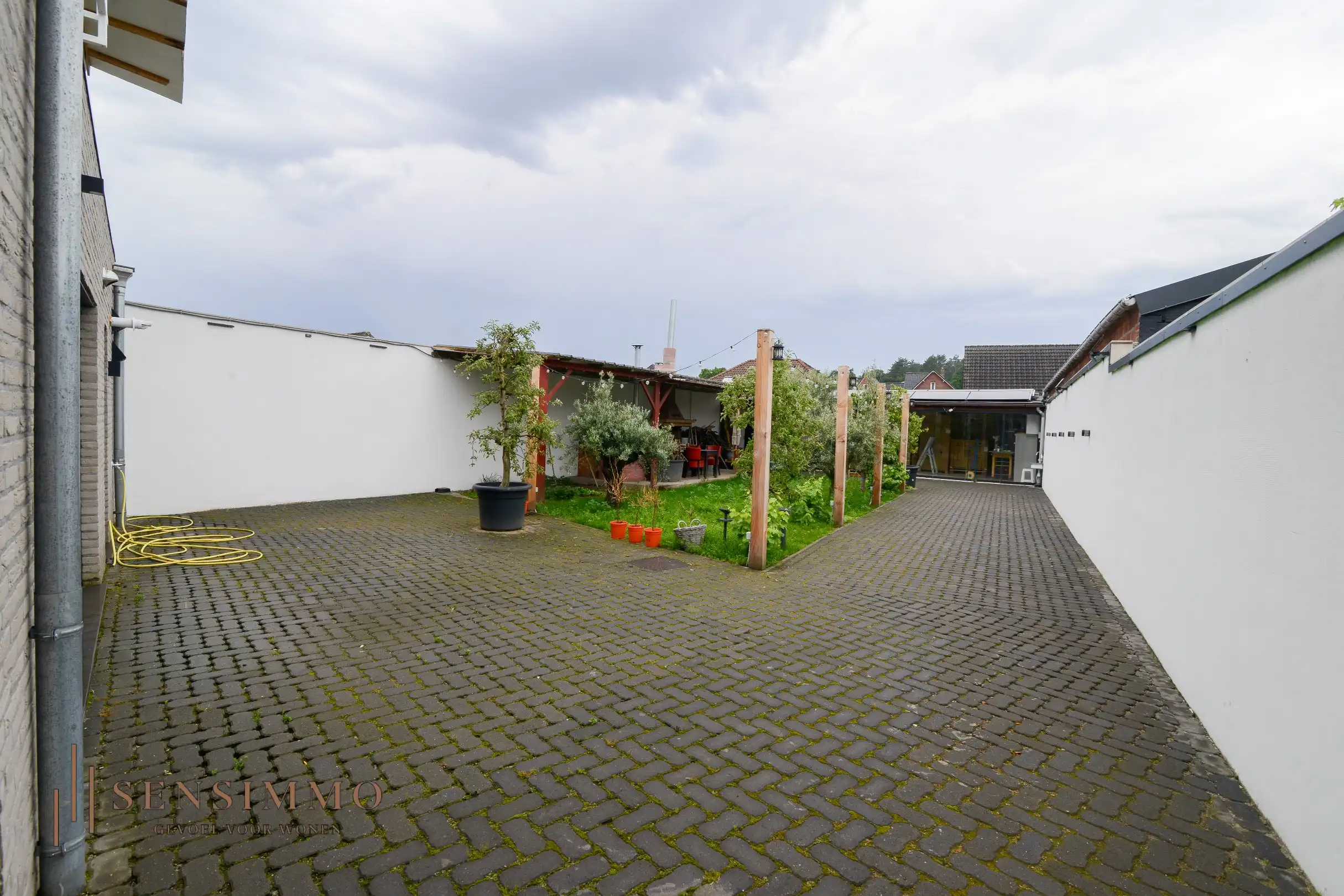 Kwalitatief gerenoveerde residentie met 2 appartementen en privatieve parkeerplaats foto 25