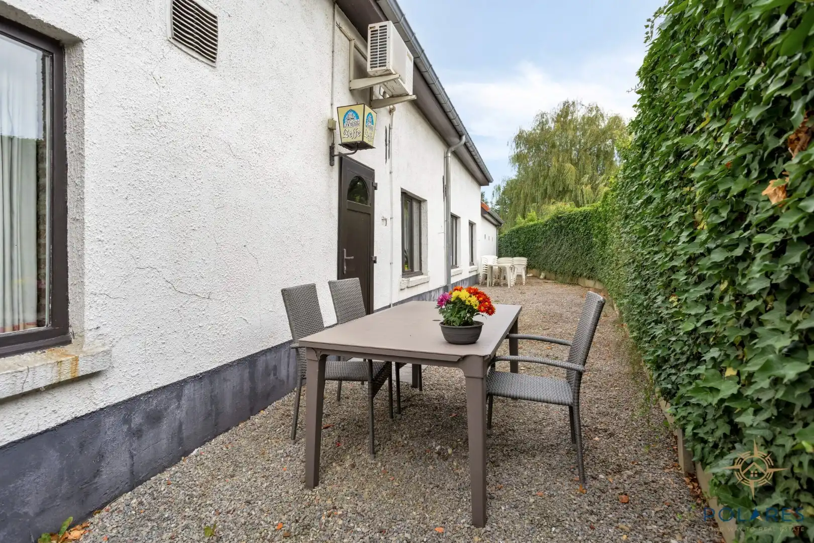 Goed gelegen taverne met woonst en grote parking foto 40