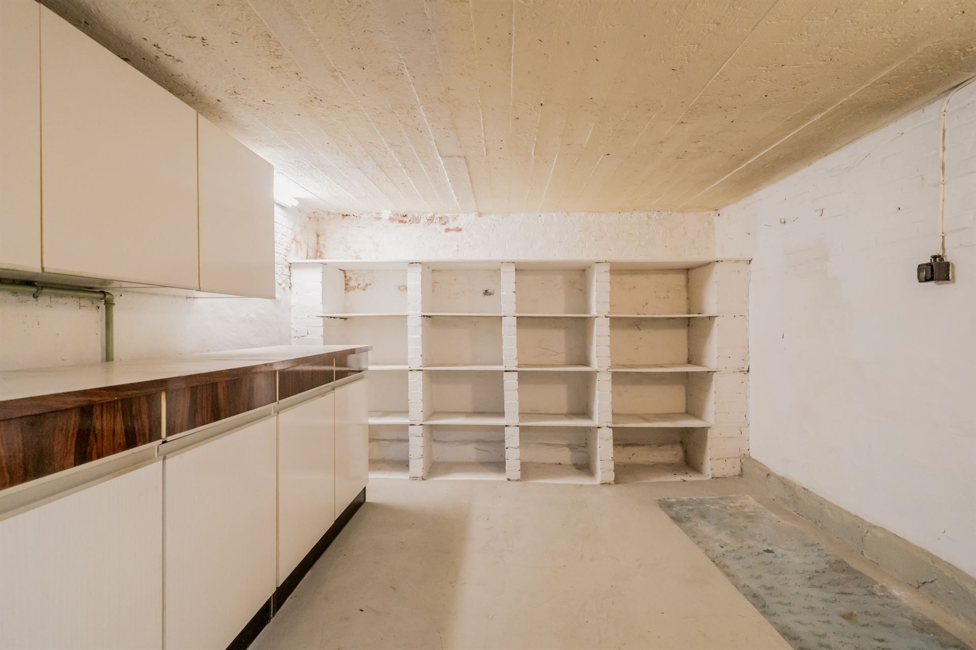 Te renoveren gezinswoning met veel opslagruimte! foto 31