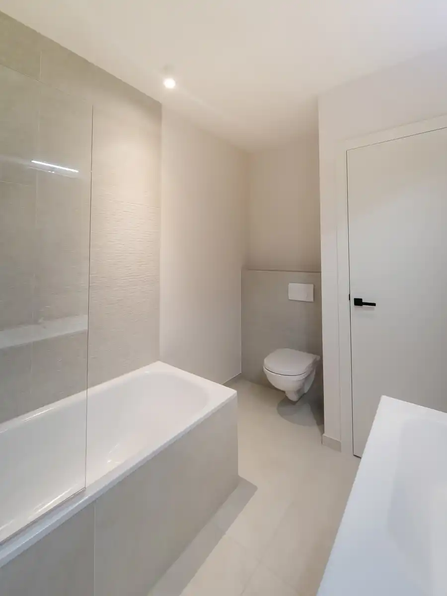 Ongemeubeld 3 slpk app. met mooi terrras foto 12