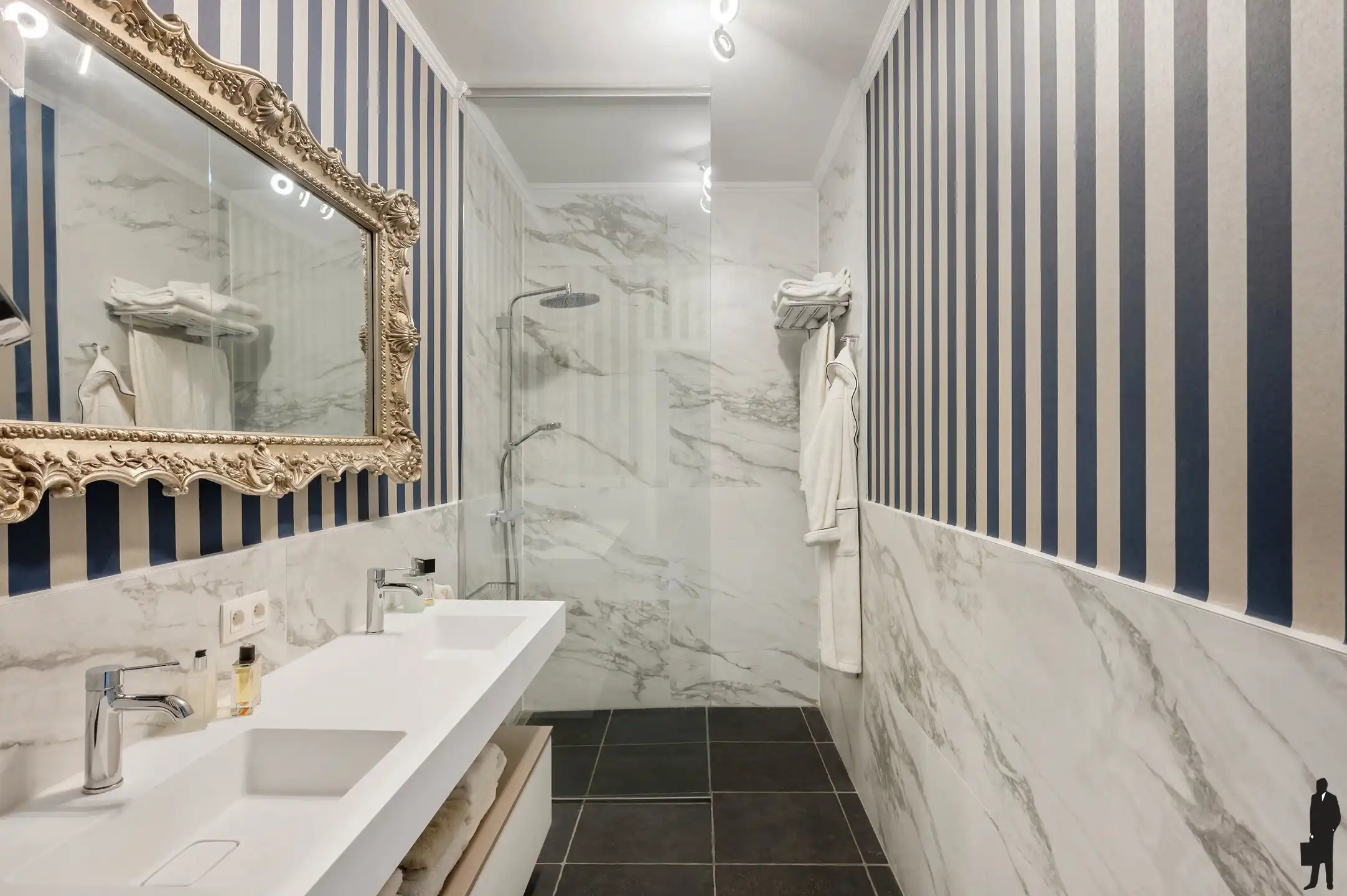 Lichtrijk BEN-appartement met open waterzicht in London Residence foto 10