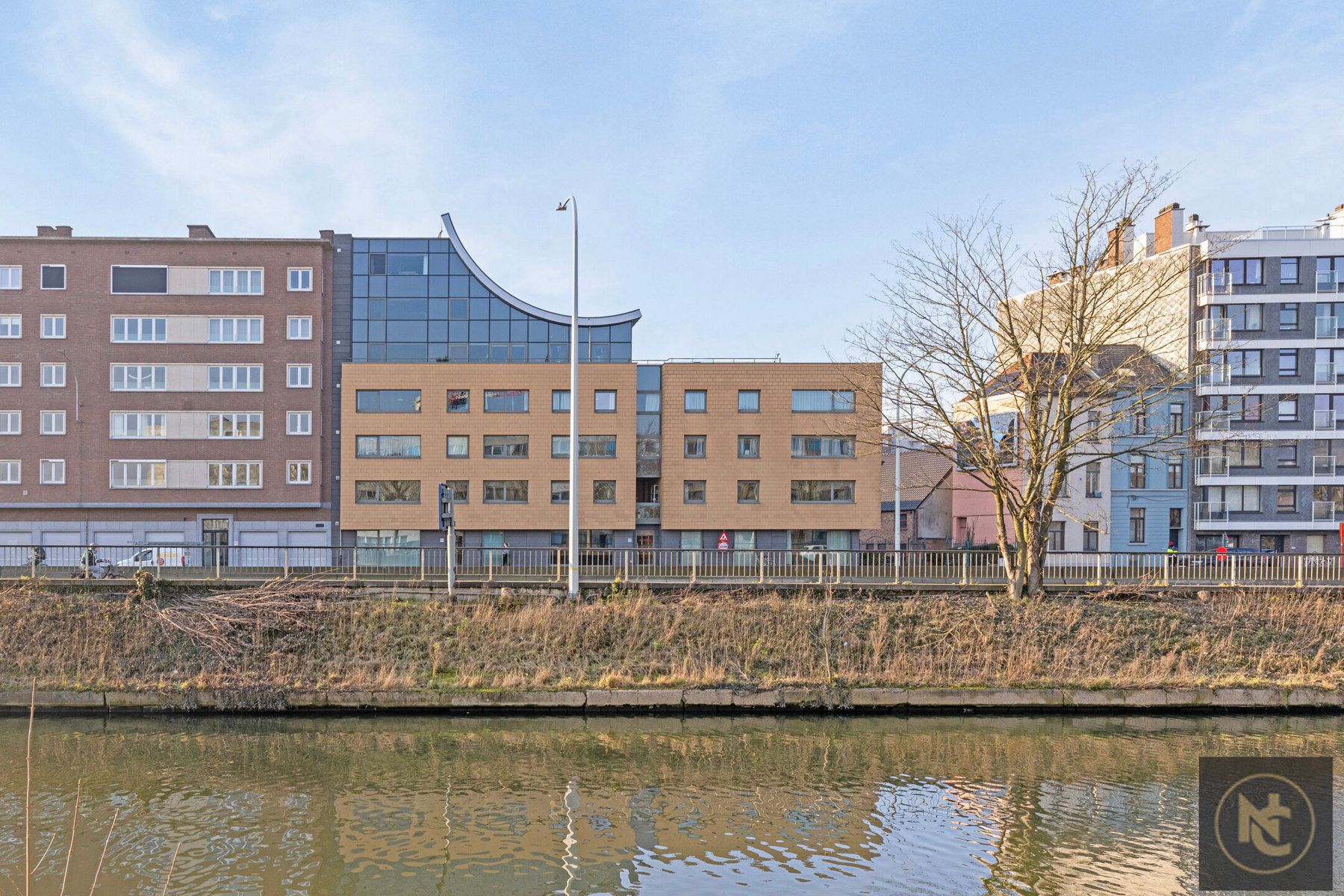 Sfeervol appartement met 1 slaapkamer en ondergrondse autostaanplaats foto {{pictureIndex}}