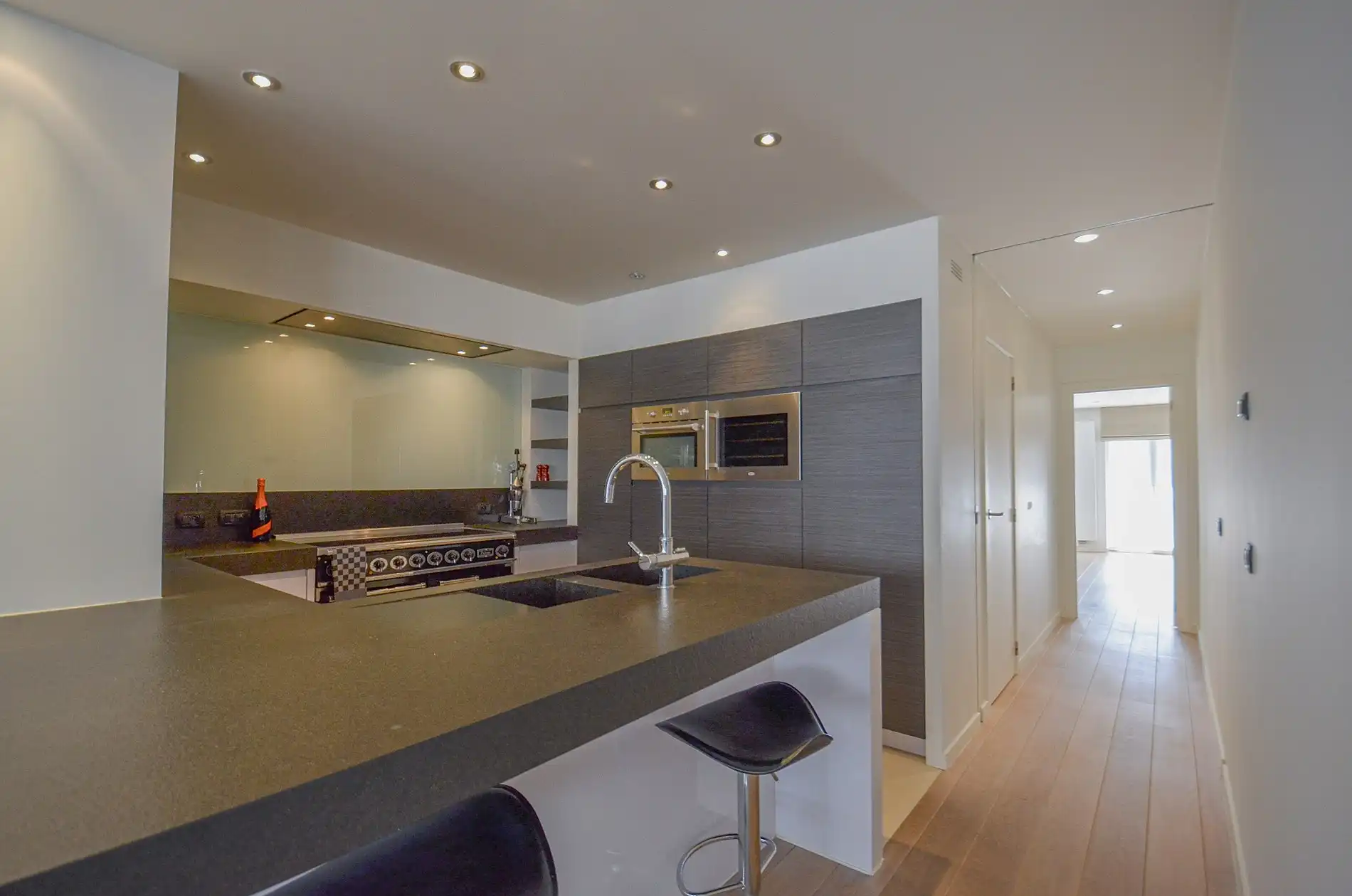 Topaanbieding – Uitzonderlijk ruim appartement gelegen in een stijlvolle residentie. foto 21