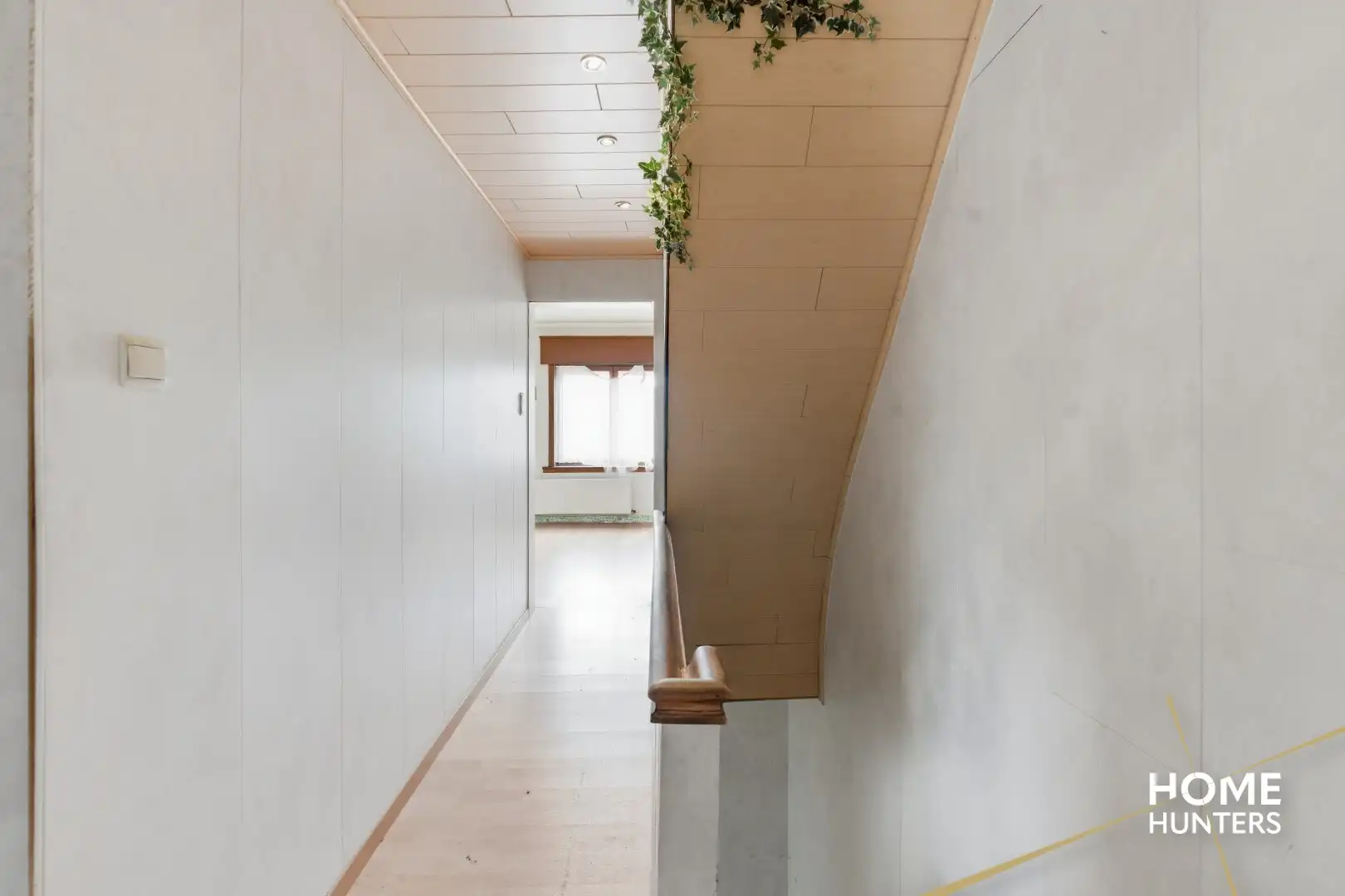 Halfopen te renoveren woning met 4 slaapkamers, ruime tuin en garage op gunstige locatie te Ieper foto 12