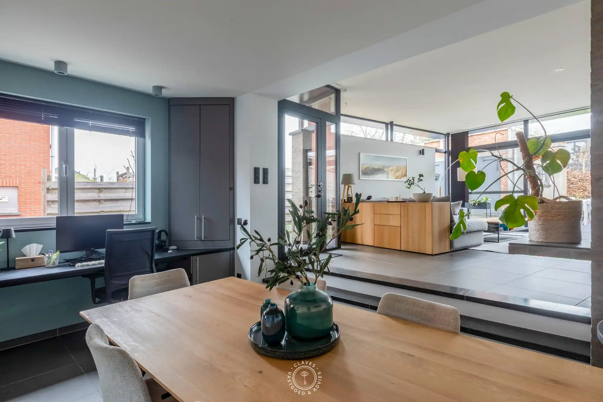 Verzorgde en gerenoveerde woning met zuidwest gerichte tuin foto 2