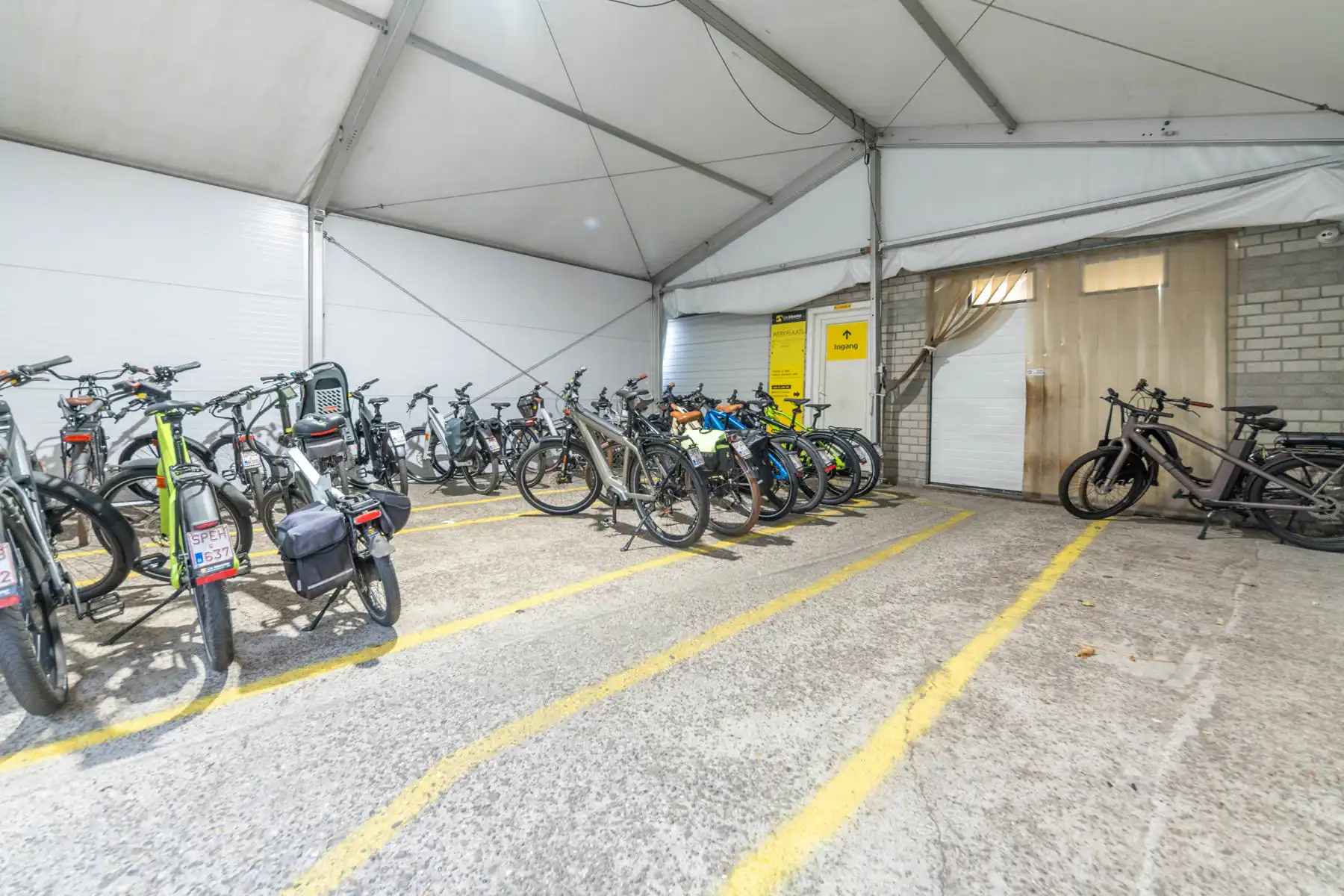 Centraal gelegen handelswoonst te Niel. foto 7