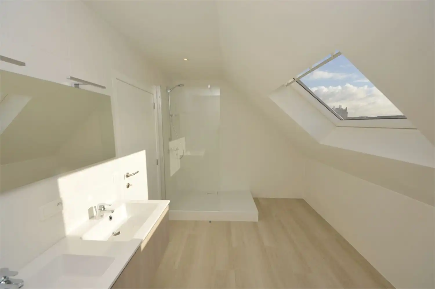 COMPLEET VERNIEUWDE DUPLEX MET TERRAS foto 10