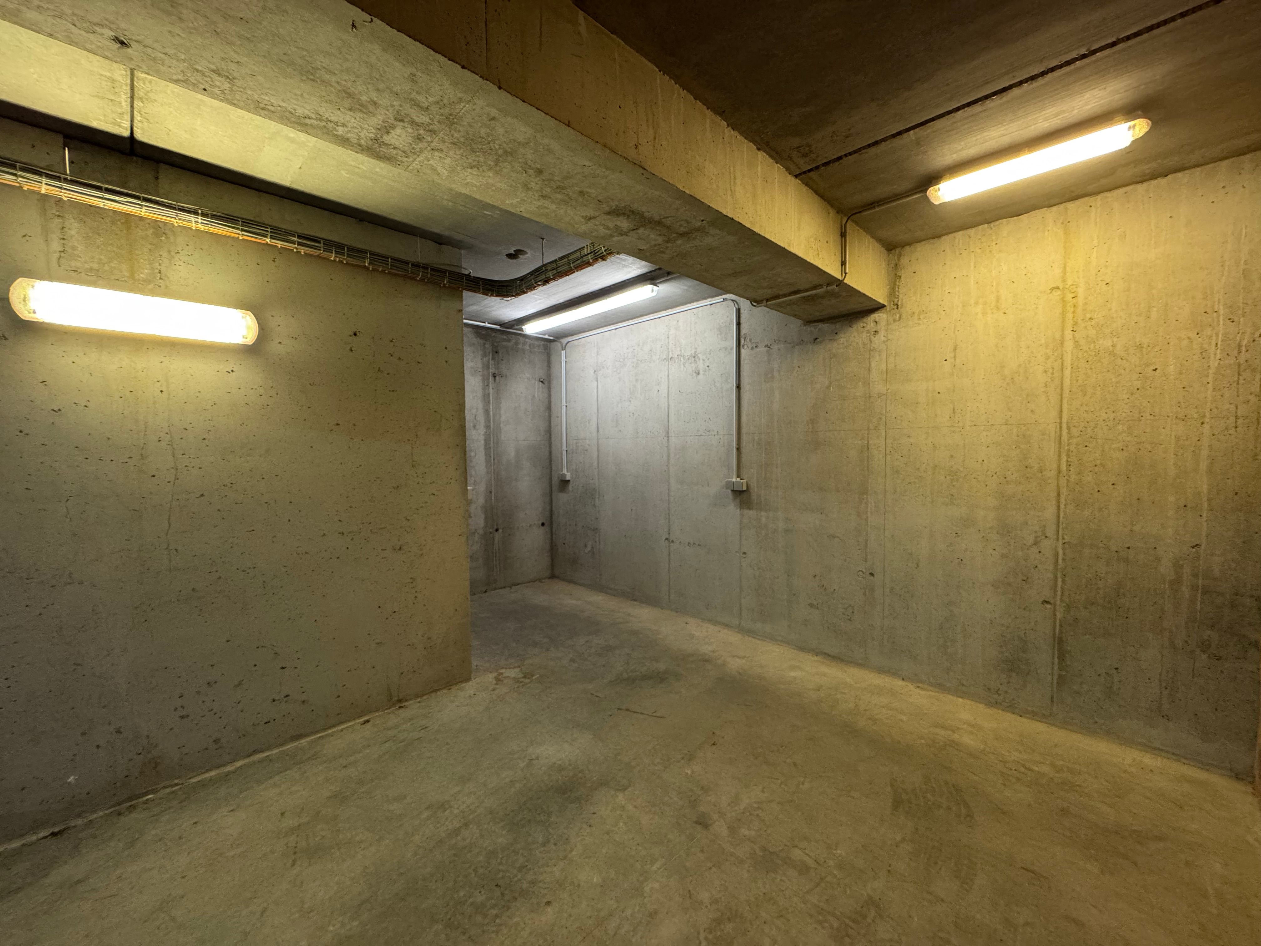 Ruime garagebox vlakbij Jachthaven foto 3