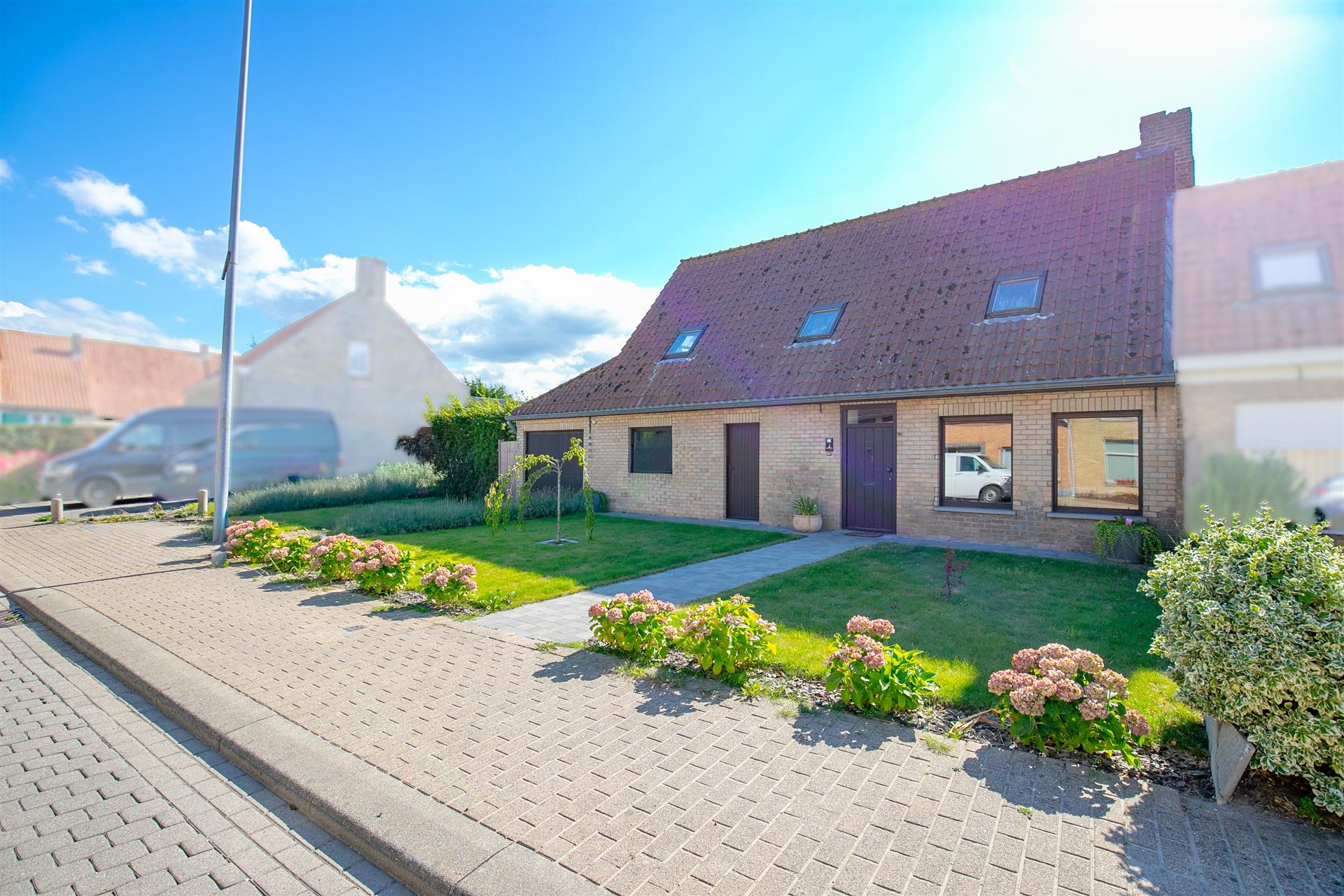 Mooi gerenoveerde woning met 2 slaapkamers, mogelijkheid tot 4 slaapkamers, op een grondoppervlakte van 643 m². foto {{pictureIndex}}