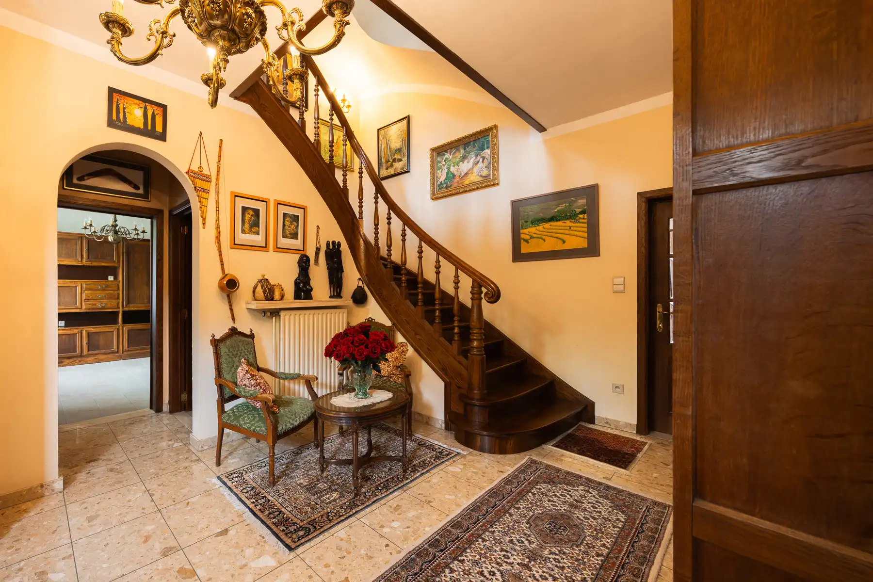 Statige villa met uitzonderlijk veel ruimte en potentieel  foto 3