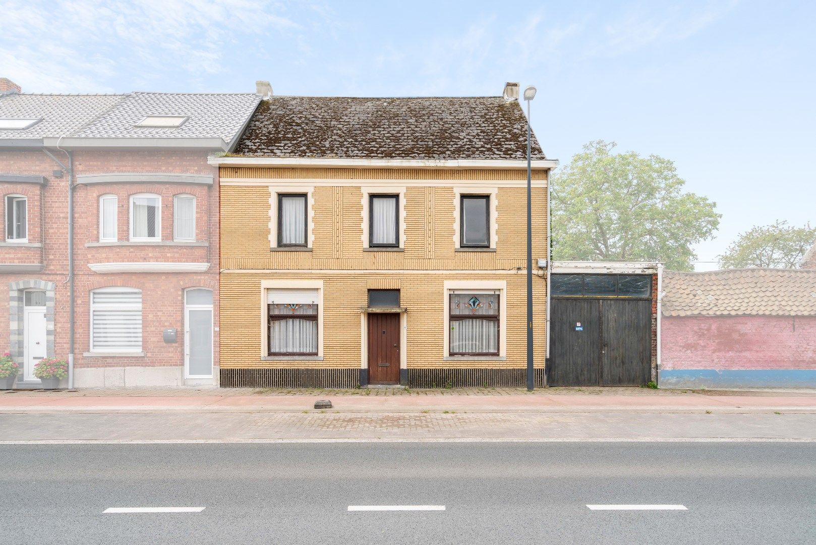 Loods met te renoveren woning foto 1