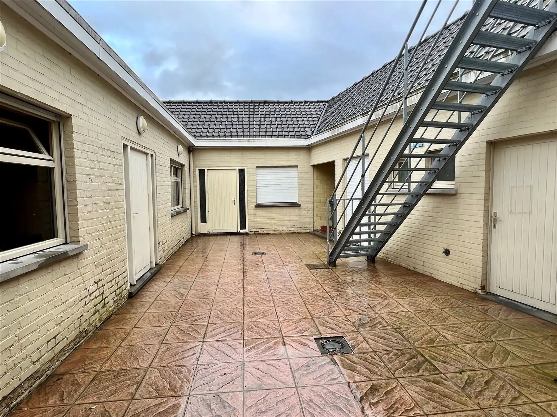 Veelzijdig en ruim commercieel pand met woonst foto 8