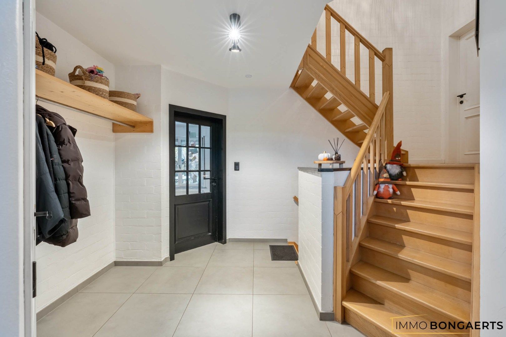 Ruime woning met 5 slaapkamers foto 2