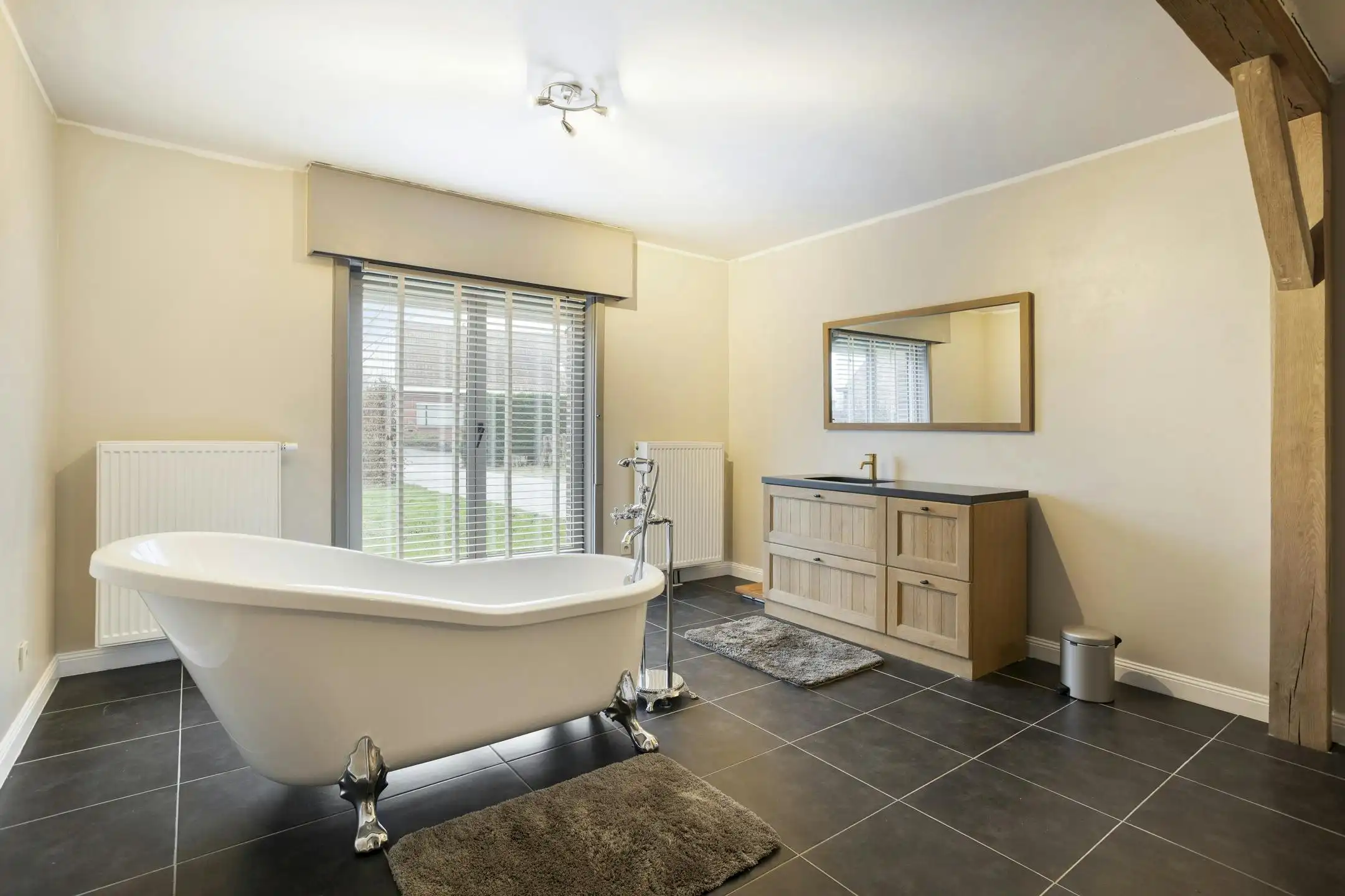 Instapklaar huis met ruime tuin te koop in het landelijke Aarsele foto 5