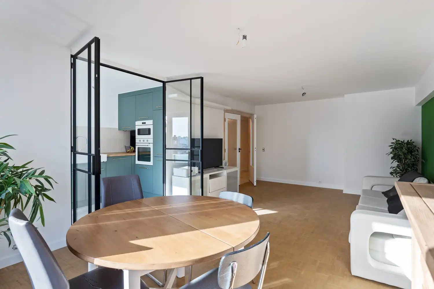 Gerenoveerd appartement met 2 slaapkamers en staanplaatsen te Antwerpen! foto {{pictureIndex}}