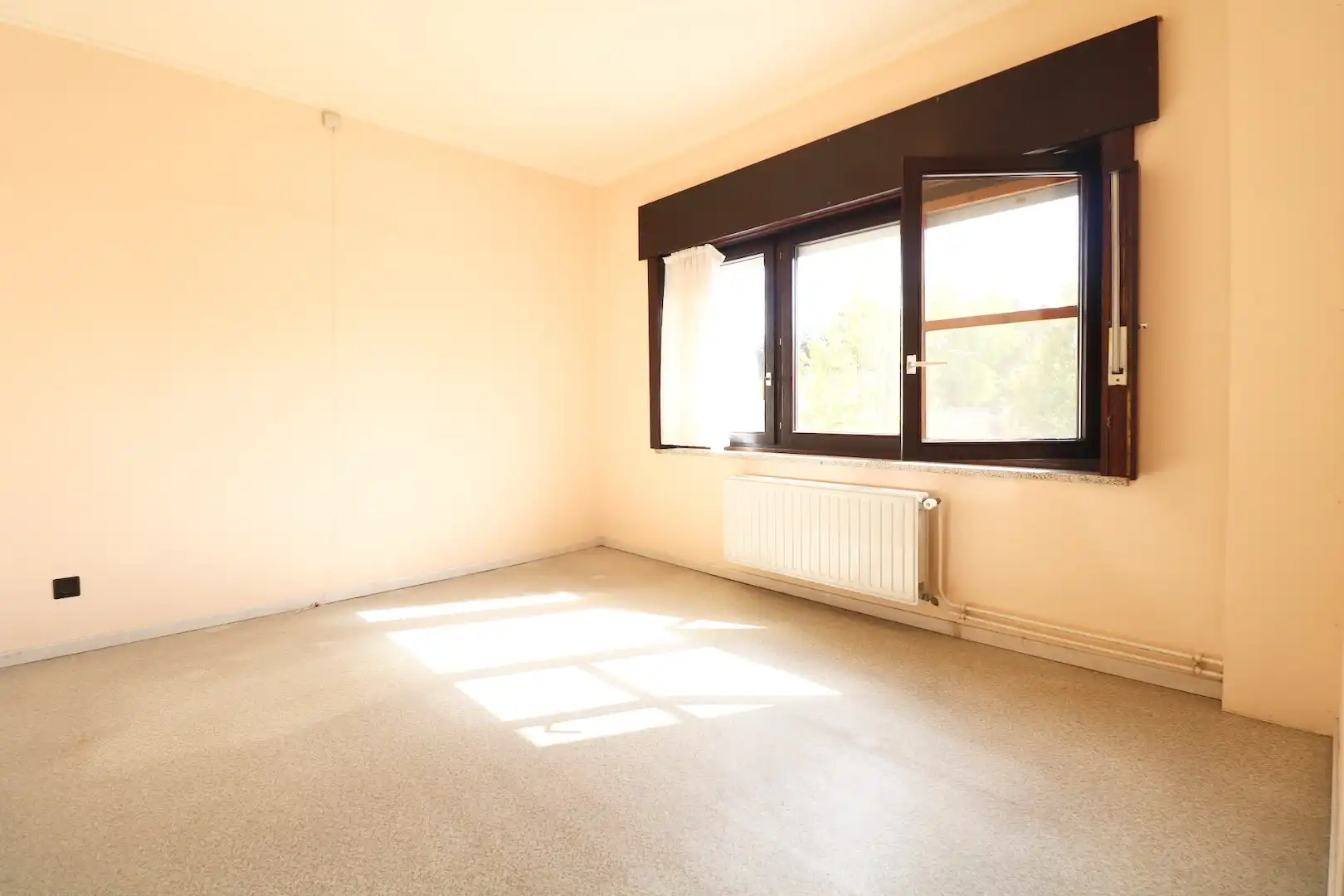 Goed onderhouden woning met tuin en garage in centrum Aalbeke. foto 17