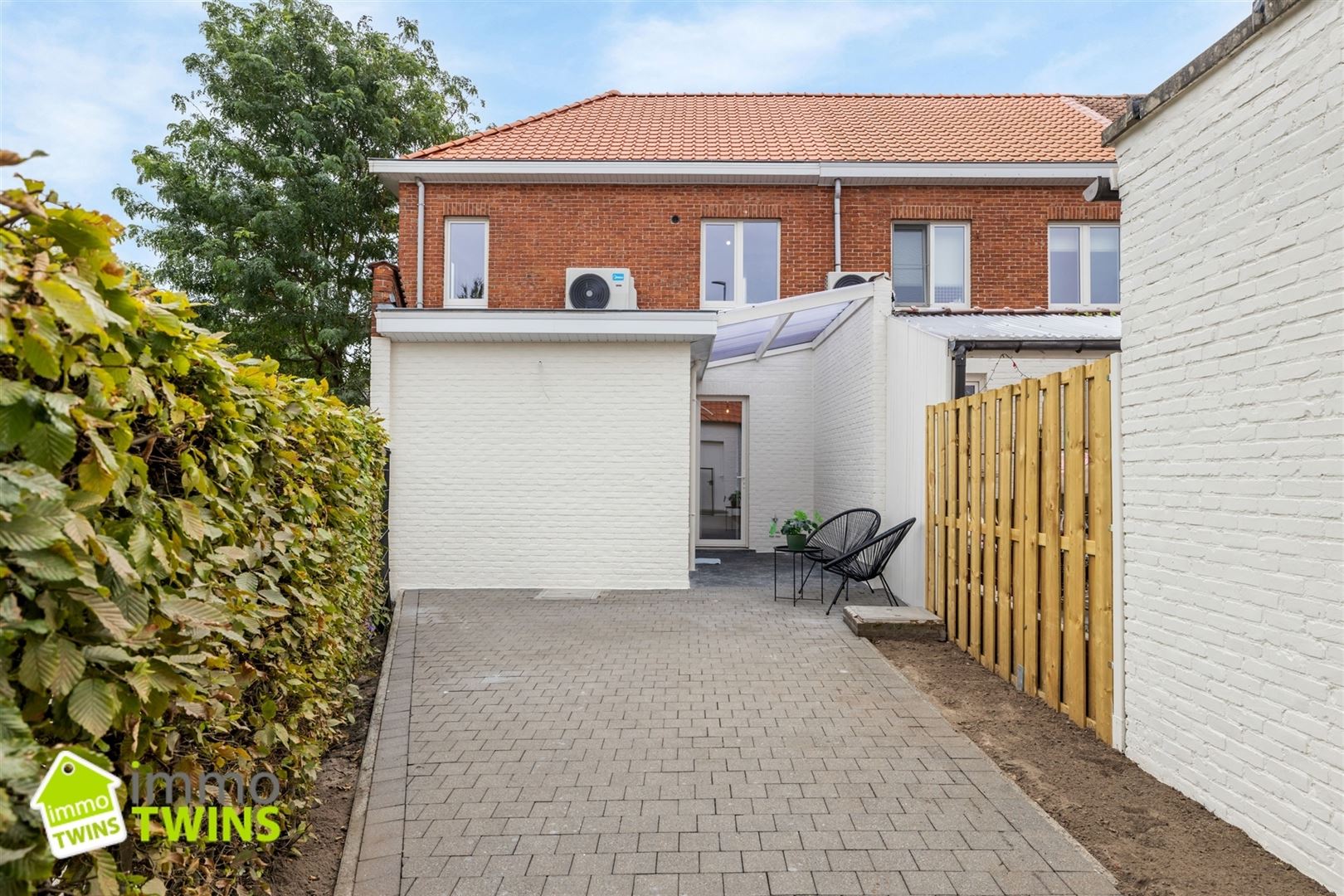 Volledig gerenoveerde halfopen woning met garage in het hart van Kemzeke foto 22