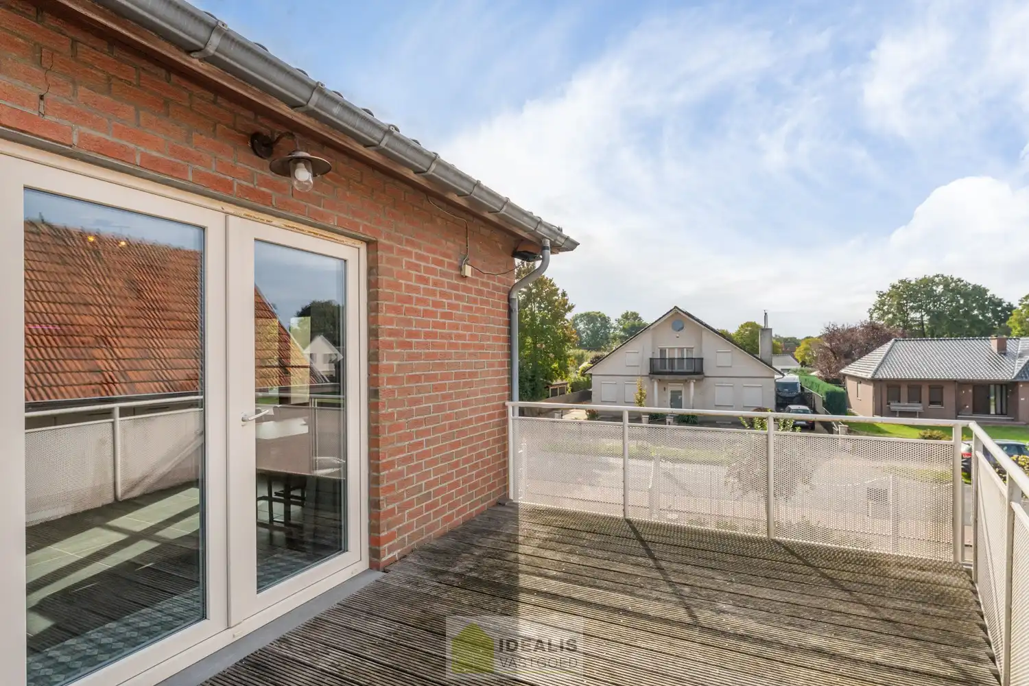 IDEALIS VASTGOED – VOLLEDIG VERGUNDE INVESTERINGSEIGENDOM BESTAANDE UIT 3 APPARTEMENTEN MET ELK MOOIE BUITENRUIMTES EN ELK TWEE PARKEERPLAATSEN OP EEN AFGESLOTEN TERREIN NABIJ HET CENTRUM VAN PEER! – Goed onderhouden investeringseigendom op een toplocatie nabij het centrum van Peer bestaande uit een gelijkvloers appartement, een appartement op de eerste verdieping en een duplex appartement op de eerste en tweede verdieping. De residentie is in 2015 volledig vernieuwbouwd met hedendaagse technieken (elektriciteit en sanitair vernieuwd) en hoogwaardige materialen (nieuwe keukens, badkamers, vloeren,..). Geschikt voor zij die zoeken naar een interessante investering in het centrum van Peer. foto 38