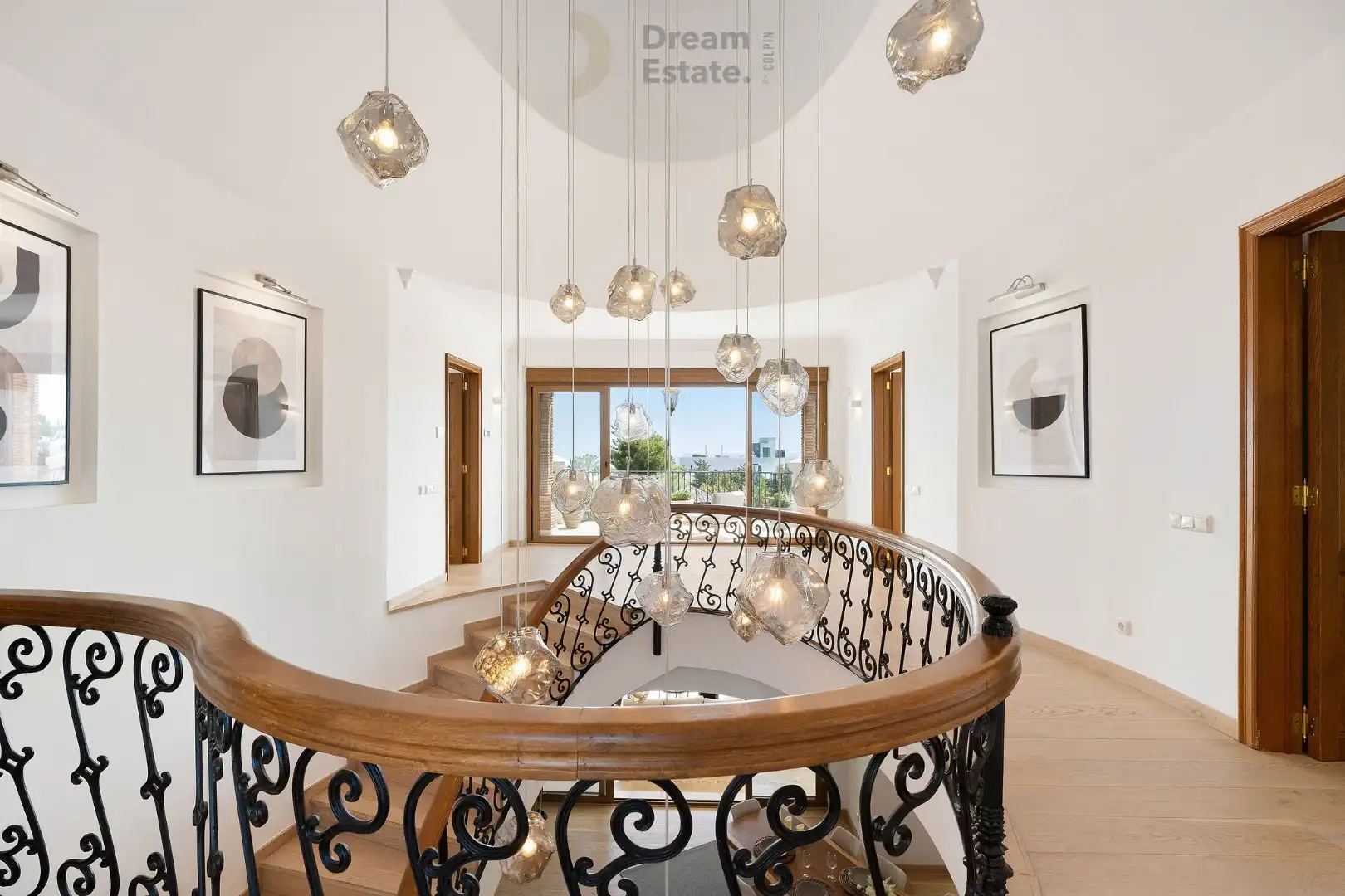 Welkom in deze prachtige villa te El Paraiso, een mix van Andalusische charme en moderne elegantie. foto 22