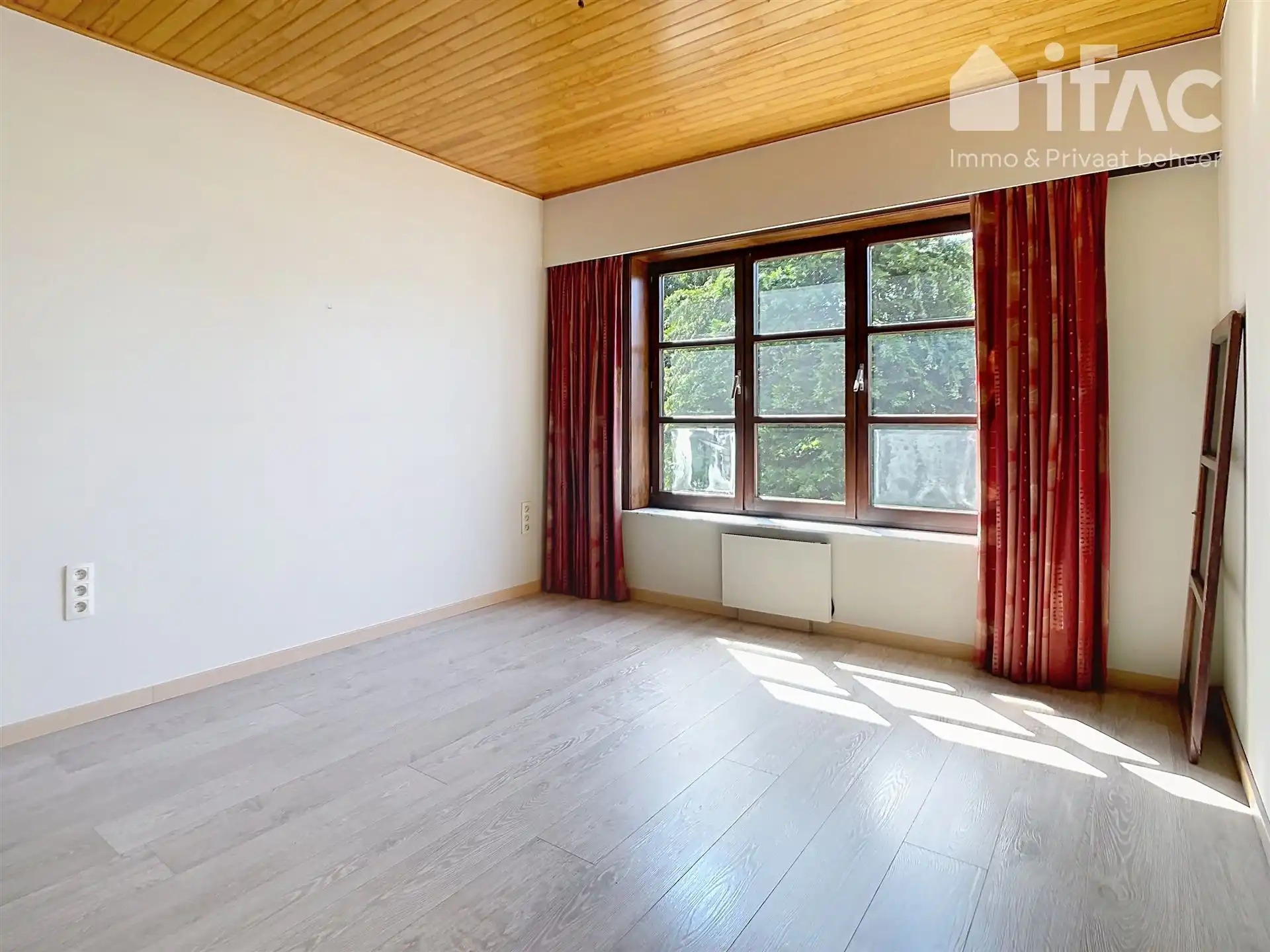 Heel ruime woning met 4 slpks, leefveranda, 54 zonnepanelen foto 18