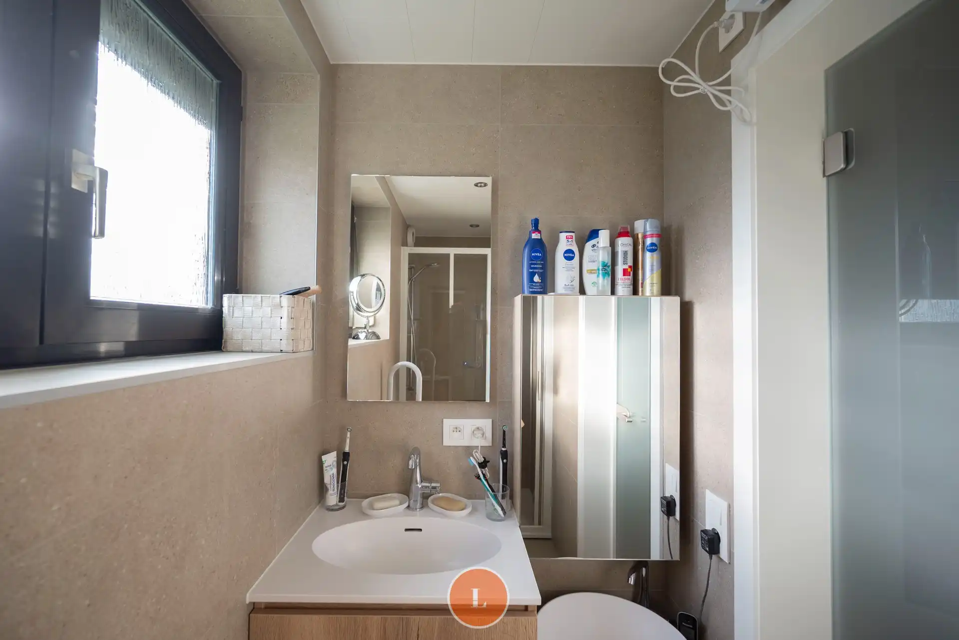 Goed onderhouden instapklare woning met garage foto 12