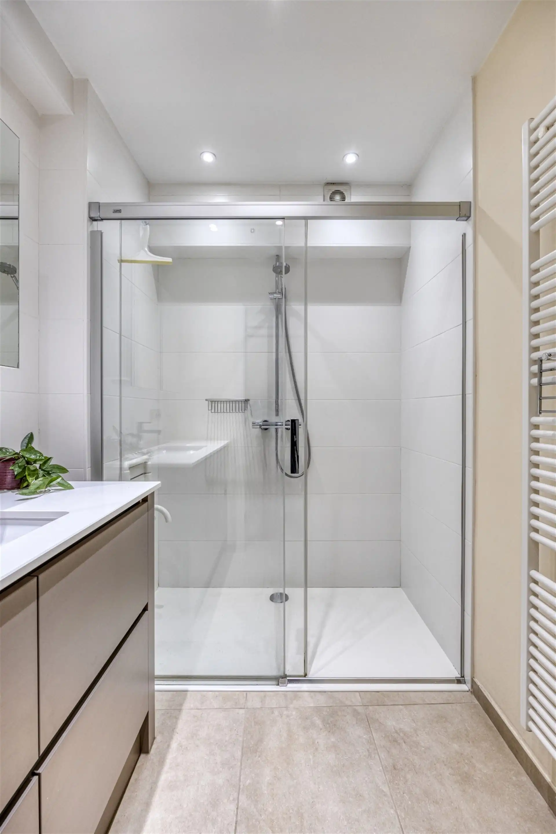 Appartement te koop met 2 slpkmrs en terras in Berchem!  foto 15