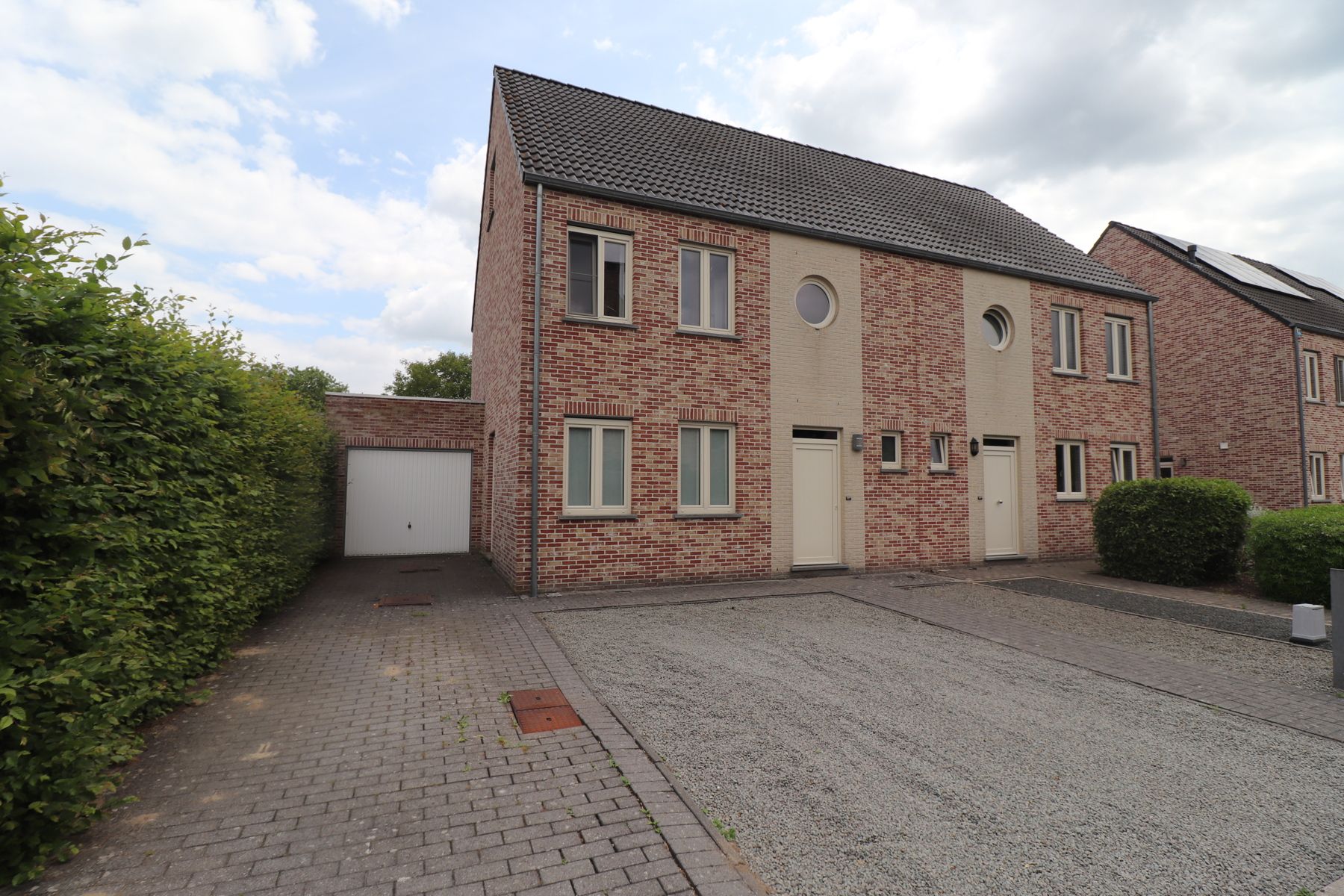 Halfopen bebouwing met 4 slaapkamers en tuin. foto {{pictureIndex}}