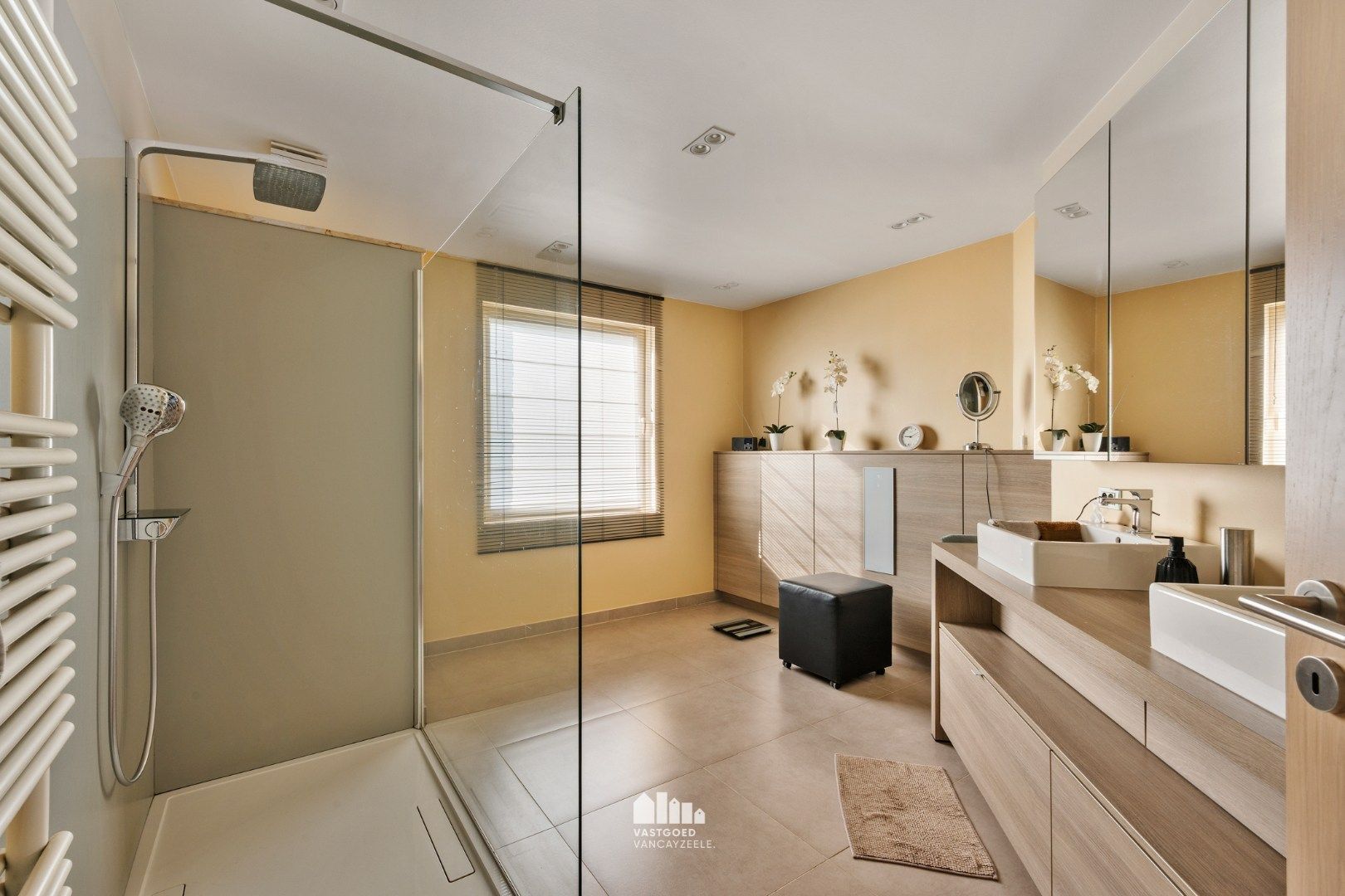 Goed onderhouden villa met grote tuin en twee garages op centrale ligging.   foto 15