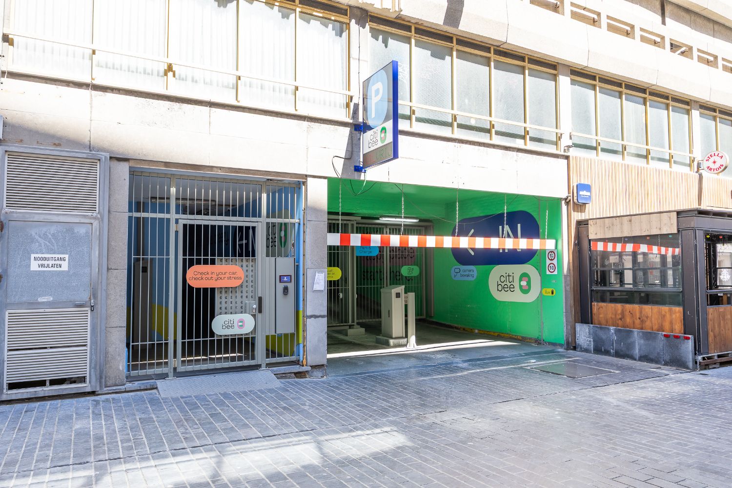 Overdekte parkeerplaats in het europacentrum foto {{pictureIndex}}