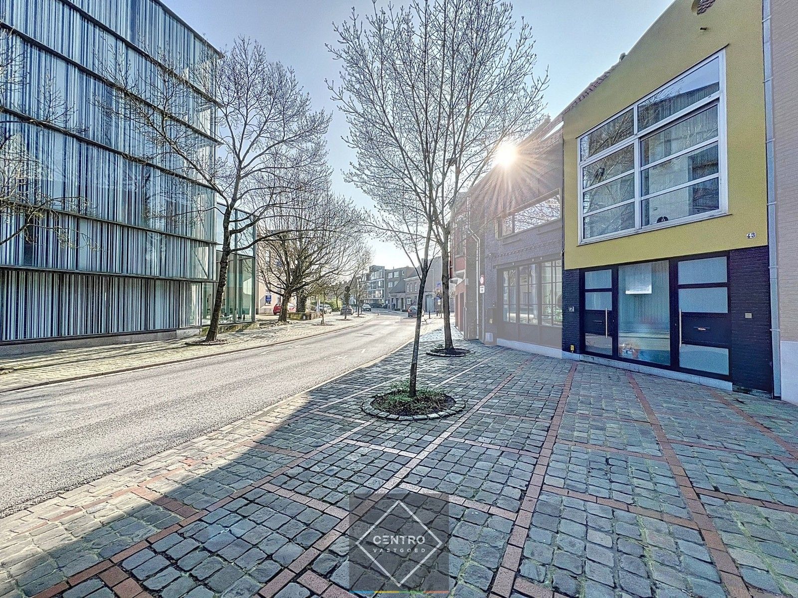 Gelijkvloerse kantoor/praktijkruimte én triplex appartement (met aparte toegangen) op het Kerkplein van Rumbeke! foto 1