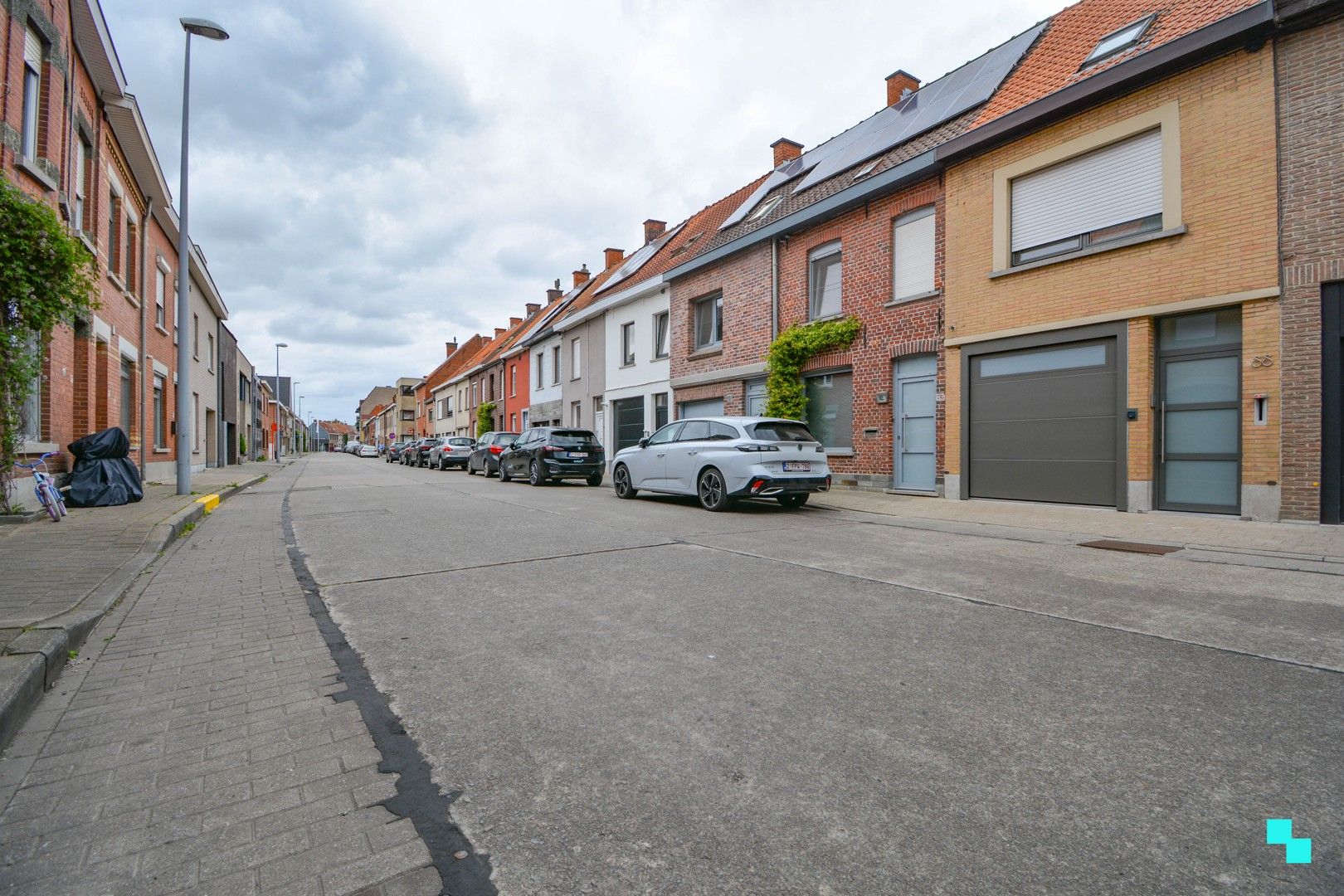 Totaal gerenoveerde woning met garage te centrum Roeselare foto 32
