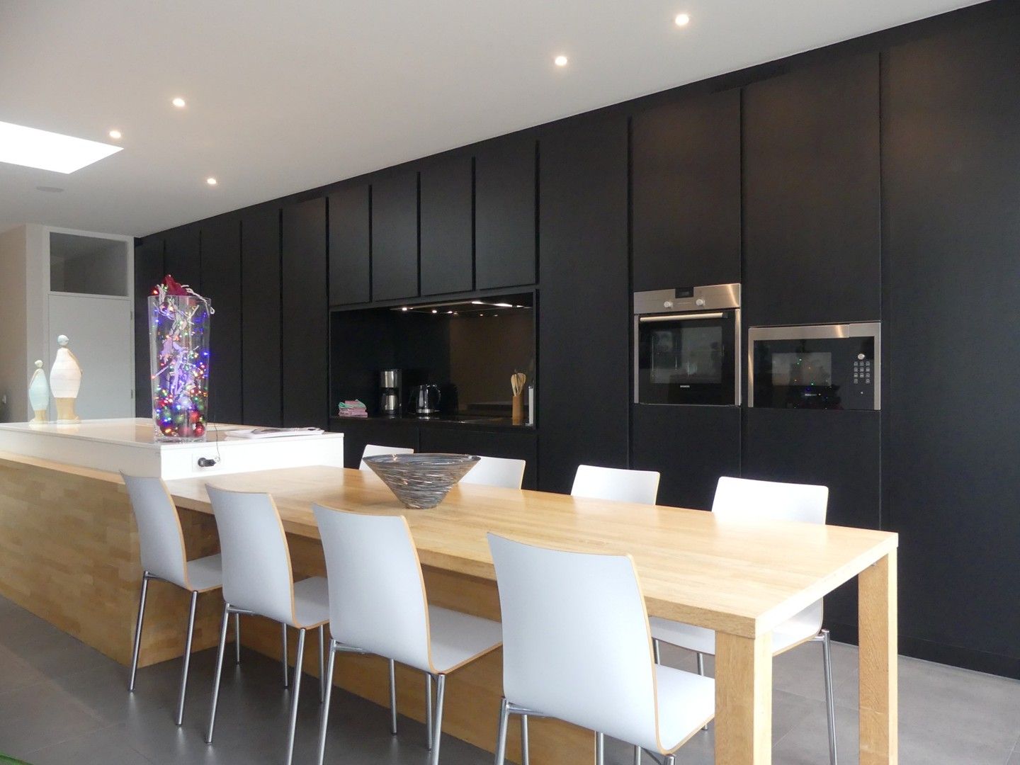 Modern ingerichte en ruime woning met garage en tuin foto 5