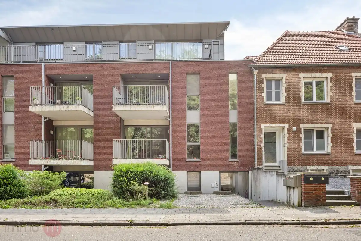 Recent gelijkvloers app. met 2 slaapkamers, tuin en 2 autostaanplaatsen. foto {{pictureIndex}}