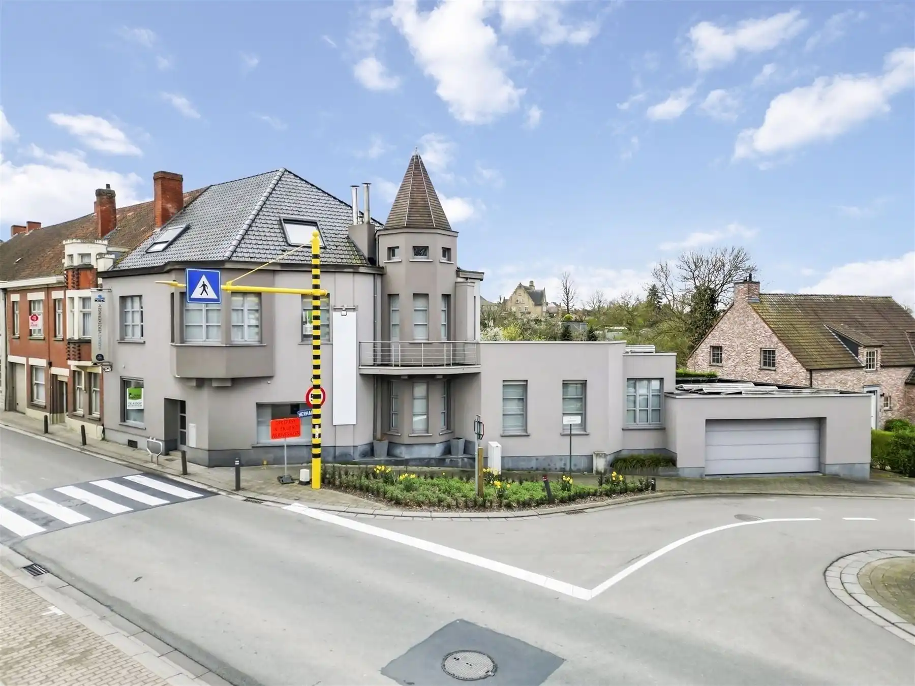  Woonst met kantoorruimte: centrum Anzegem. Toplocatie, veel mogelijkheden foto {{pictureIndex}}