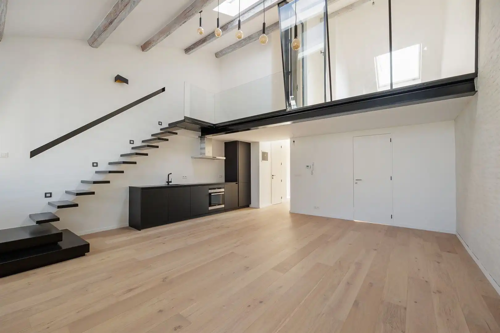 Lofty appartement met terras foto {{pictureIndex}}