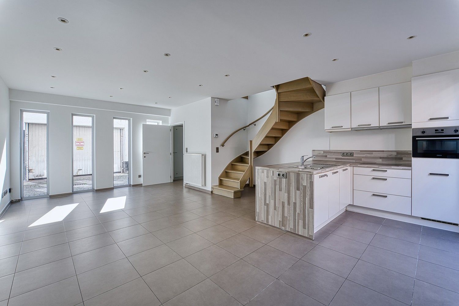 Moderne lichtrijke energiezuinige HOB-woning met koertje centrum Brugge-West, in doodlopend straatje, nabij ’t Zand, Smedenstraat, Concertgebouw en Vesten.  Werkelijk 100% instapklaar. Alle ruimtes en traphal opnieuw geschilderd.  Nieuwbouw 2011, EPC label B. Werkelijk alle winkels en openbaar vervoer in de buurt. AZ Sint-Jan op max. 10 min fietsen. Gelijkvloers met inkom en gastentoilet, living met moderne open keuken en toestellen.  Op verdieping 2 ruime slaapkamers, badkamer met toilet, lavabomeubel met spiegelkast, douche en handdoekdroger. Aparte wasplaats voor wasmachine en droogkast.  Alle nutsvoorzieningen aanwezig. Dubbel glas, aluminium ramen en schuifraam achteraan, Vaillant HR-ketel op aardgas met programmeerbare thermostaat. Proximus Fiber alsook Telenet aanwezig. Plaats voor fietsen of e-bike aan muuranker zijgevel buiten. Onmiddellijk vrij bij akte.  Ideaal voor 1 of 2 personen, ideaal voor koppel of alleenstaande,  ideaal voor studenten, ideaal voor starters of... foto 2