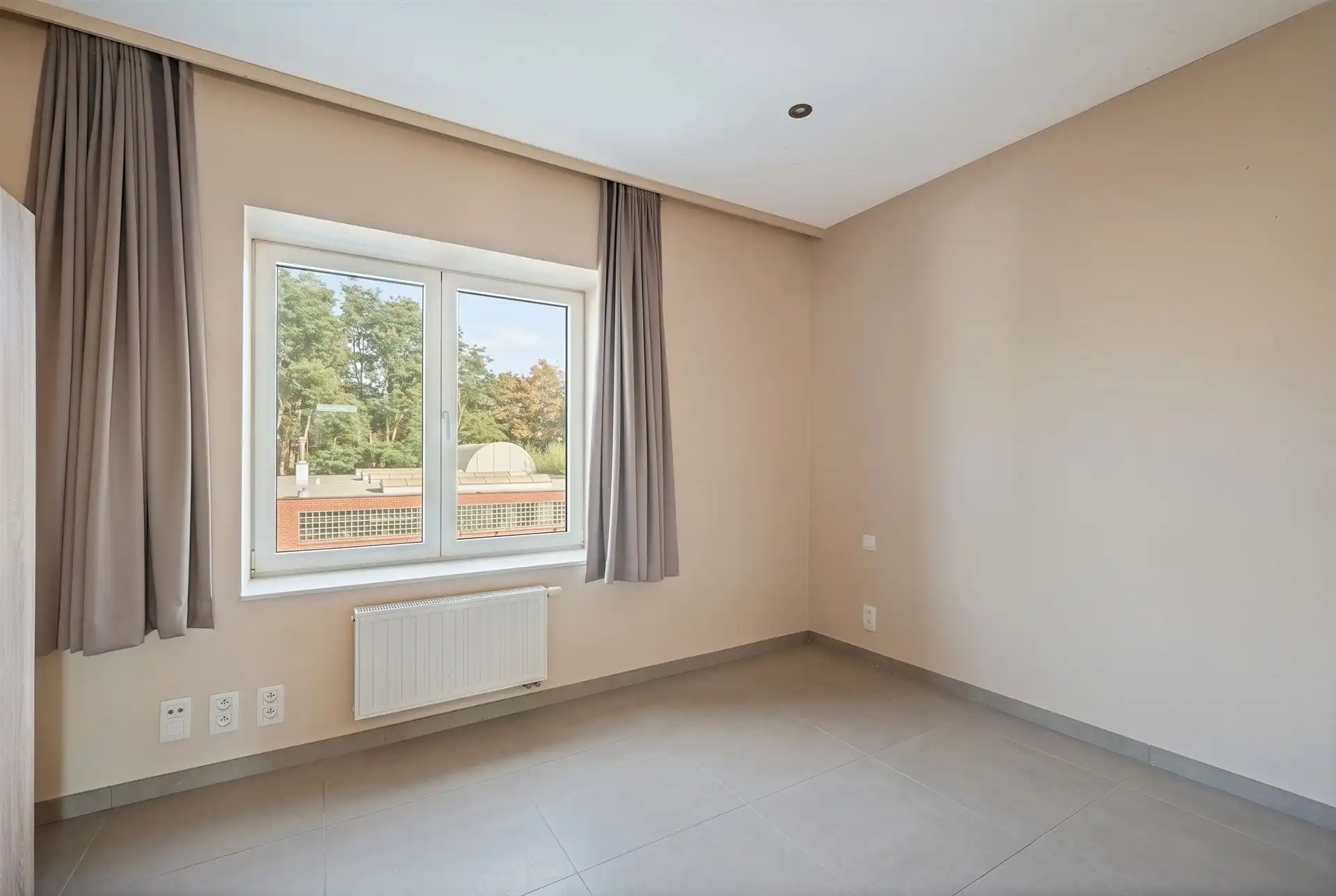 Topgelegen kantoor/handelspand met appartement foto 9
