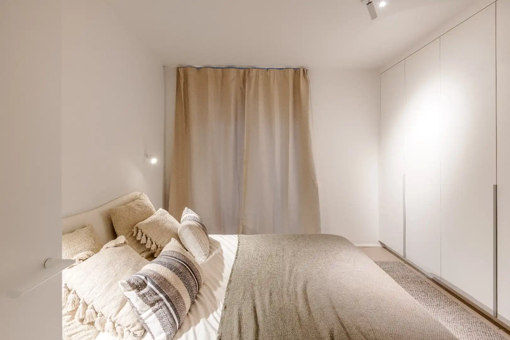 Mooi vernieuwd appartement schitterend gelegen op de Zeedijk vlakbij het Rubensplein foto 9