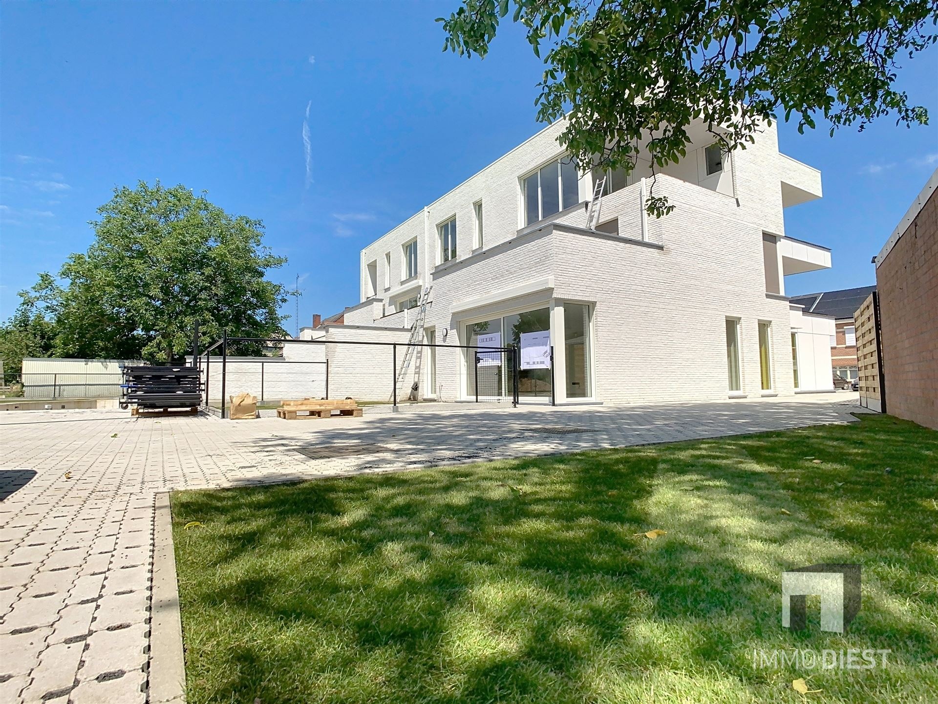 Gelijkvloers appartement met terras en tuintje foto 7